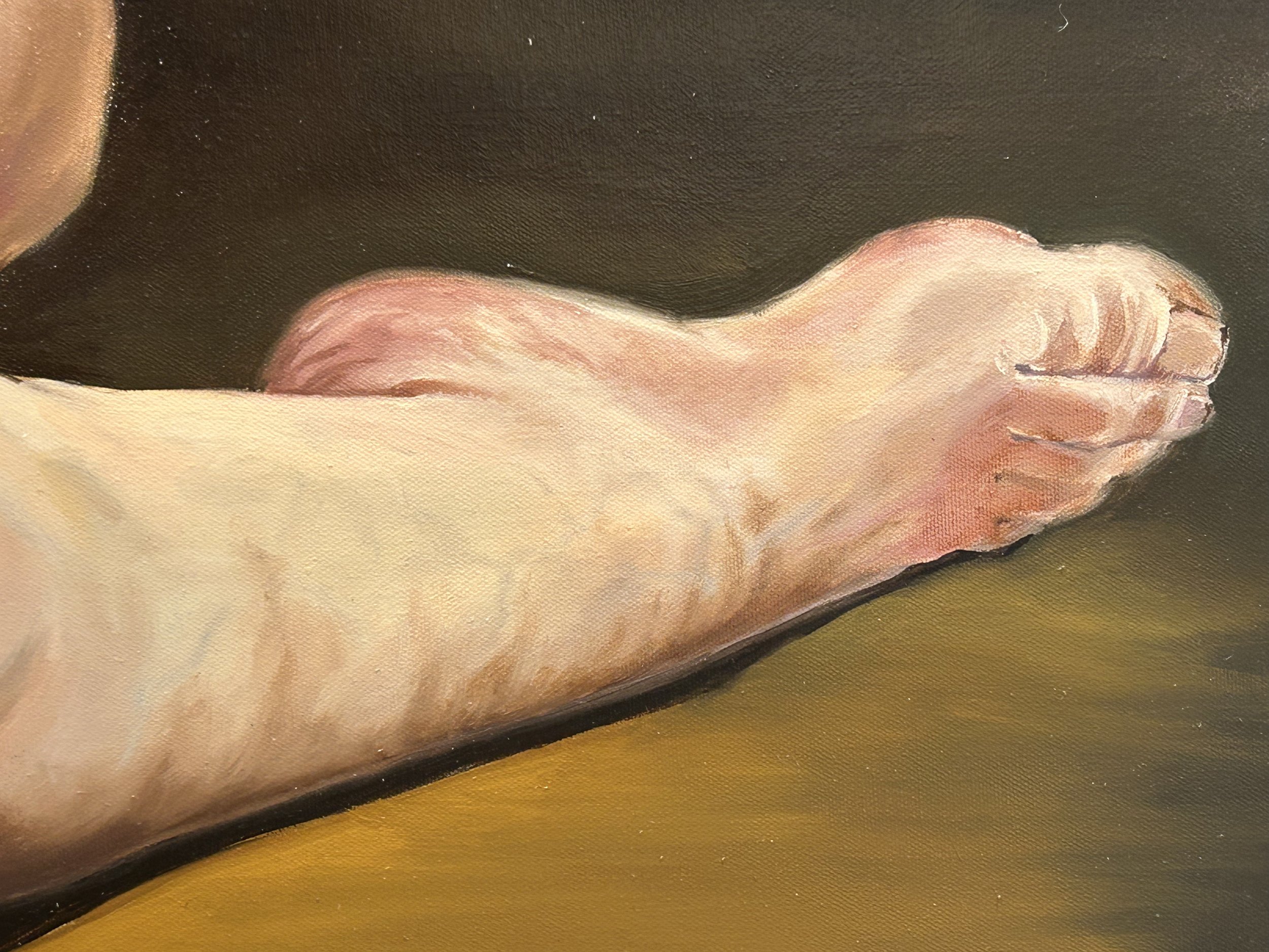 Détail d'une peinture représentant un pied humain reposant sur une surface jaune, avec un arrière-plan sombre.