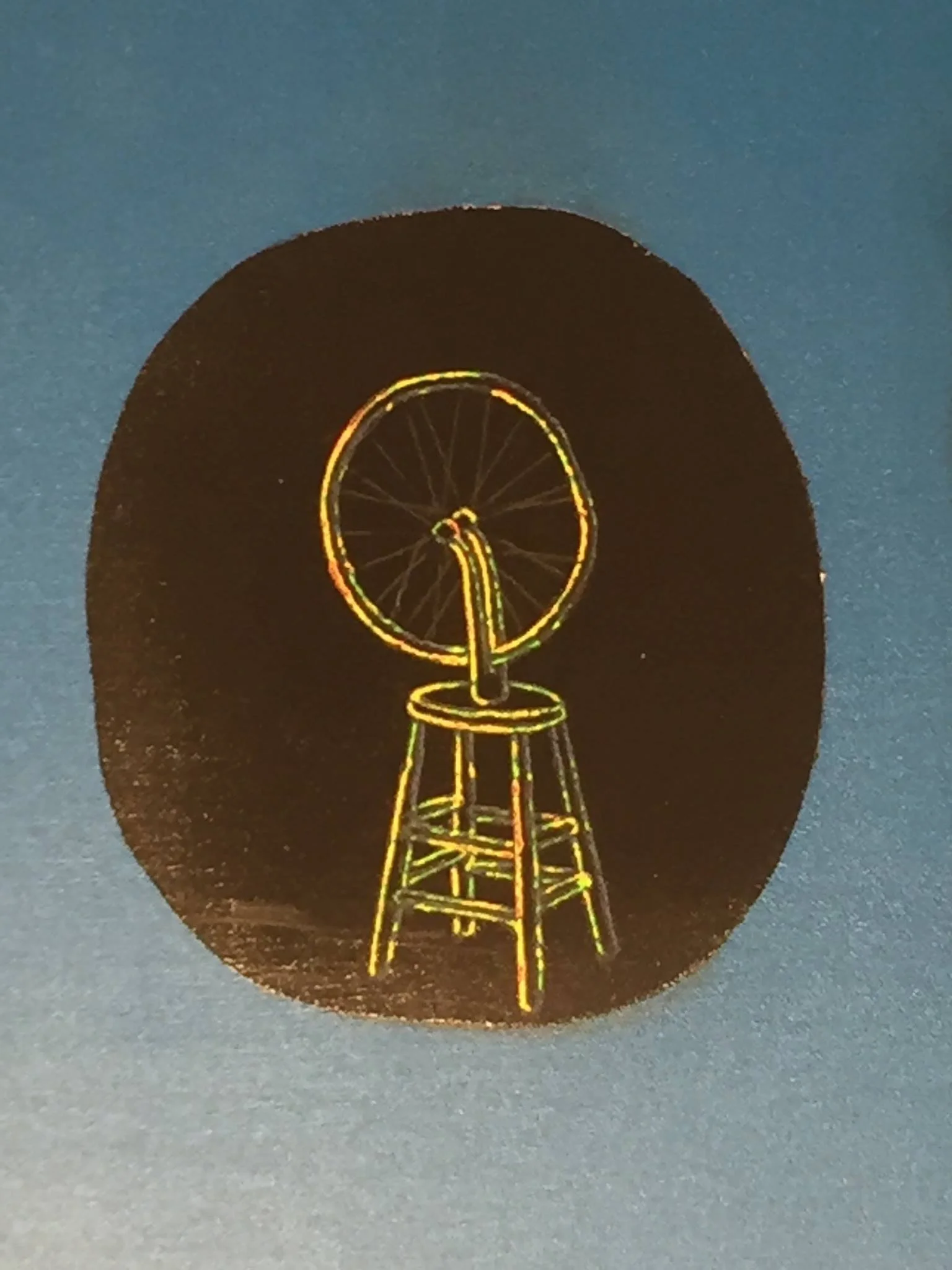 Affiche de néon représentant une bicyclette transformée en un objet de style cygne ou oiseau, en utilisant des lumières de couleur jaune, orange et rouge sur fond noir.