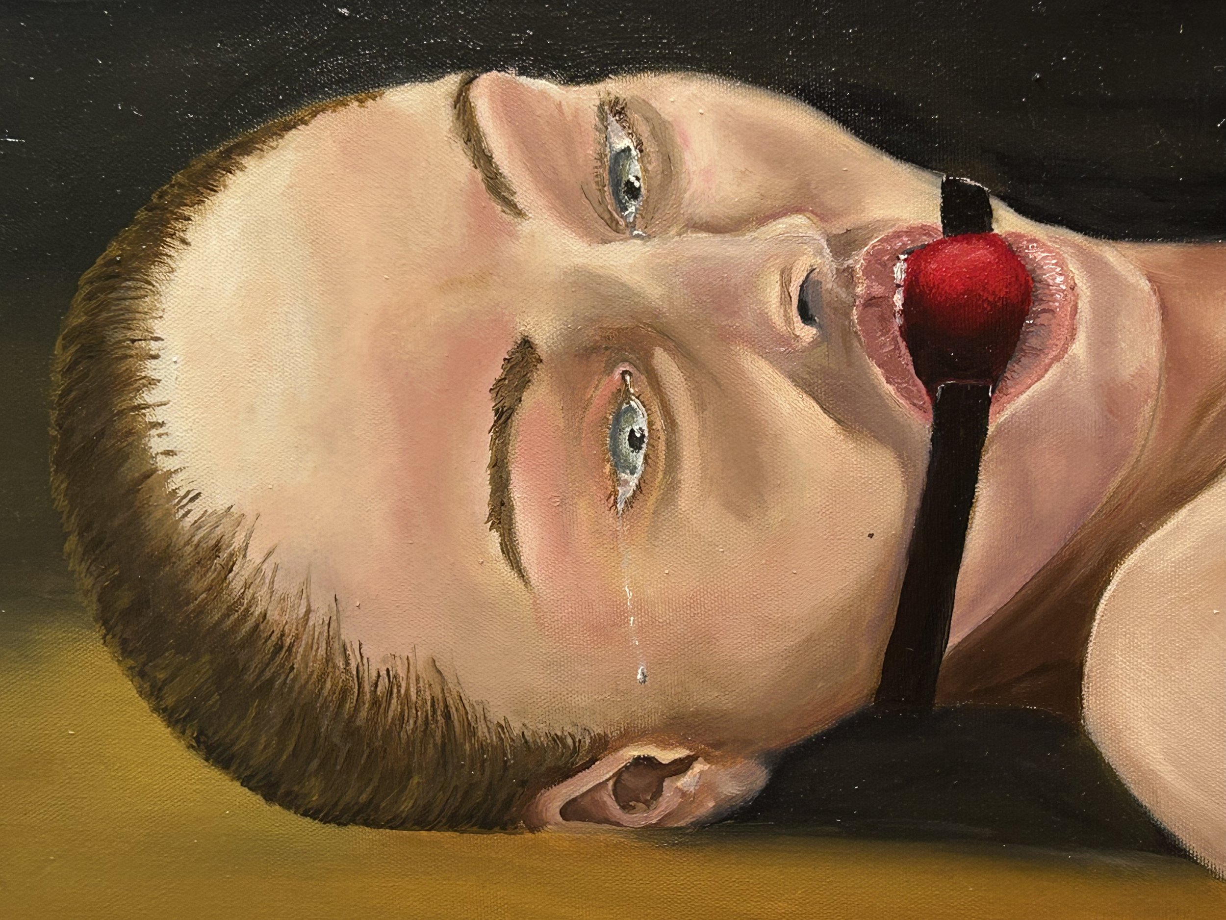 Peinture représentant une femme allongée avec un levier rouge dans la bouche, yeux bleus, expression émotionnelle.