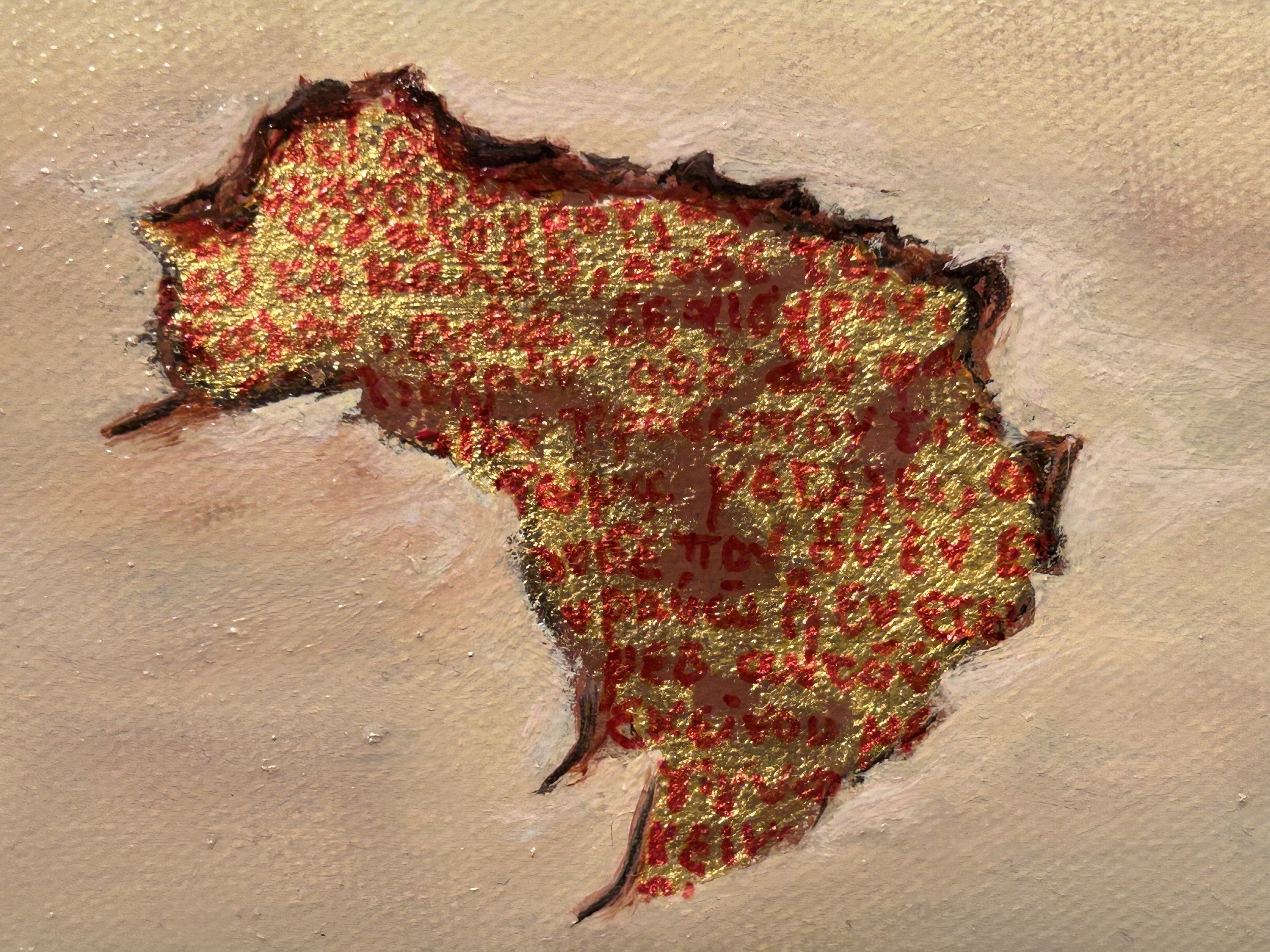 Une peinture représentant la carte de l'Amérique du Sud avec un texte en rouge et doré superposé.