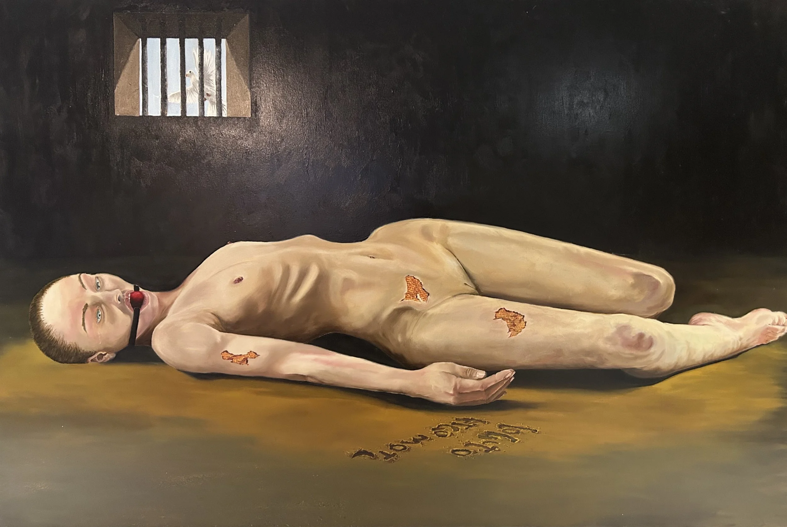 Une peinture représentant une femme nue allongée sur le sol, avec des éraflures sur son corps, dans une pièce sombre avec une petite fenêtre en hauteur. L'homme porte des lunettes avec un nez de clown, et il a un objet orange dans la bouche.