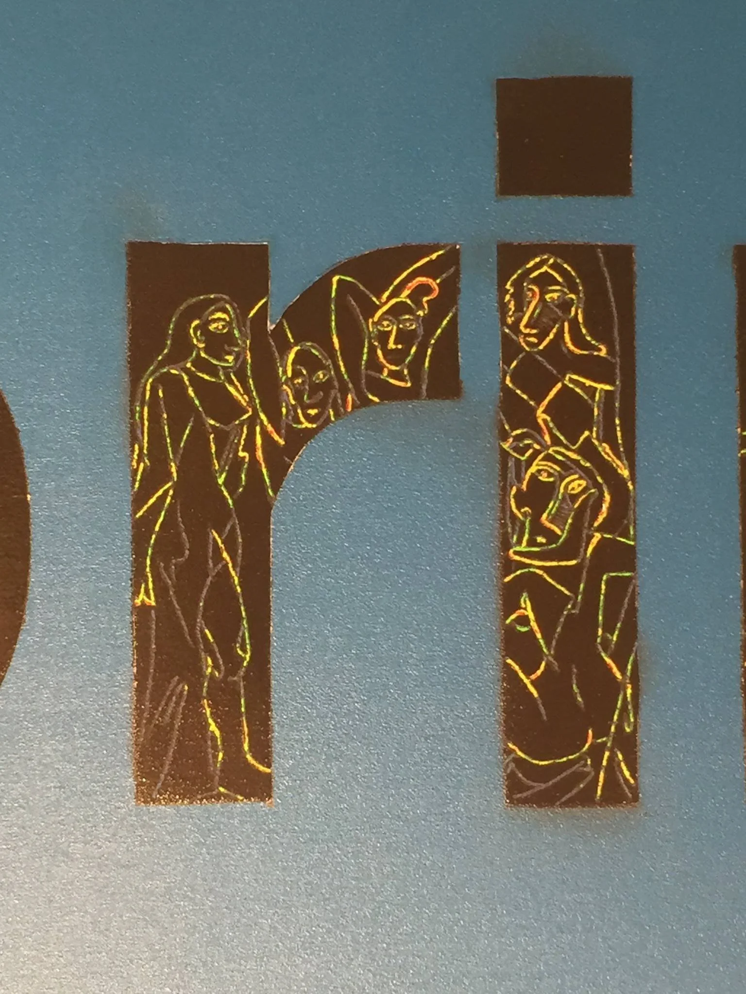 Une image artistique représentant une composition de visages de femmes en lignes lumineuses jaunes et orange, positionnées à l'intérieur de lettres noires sur fond bleu.