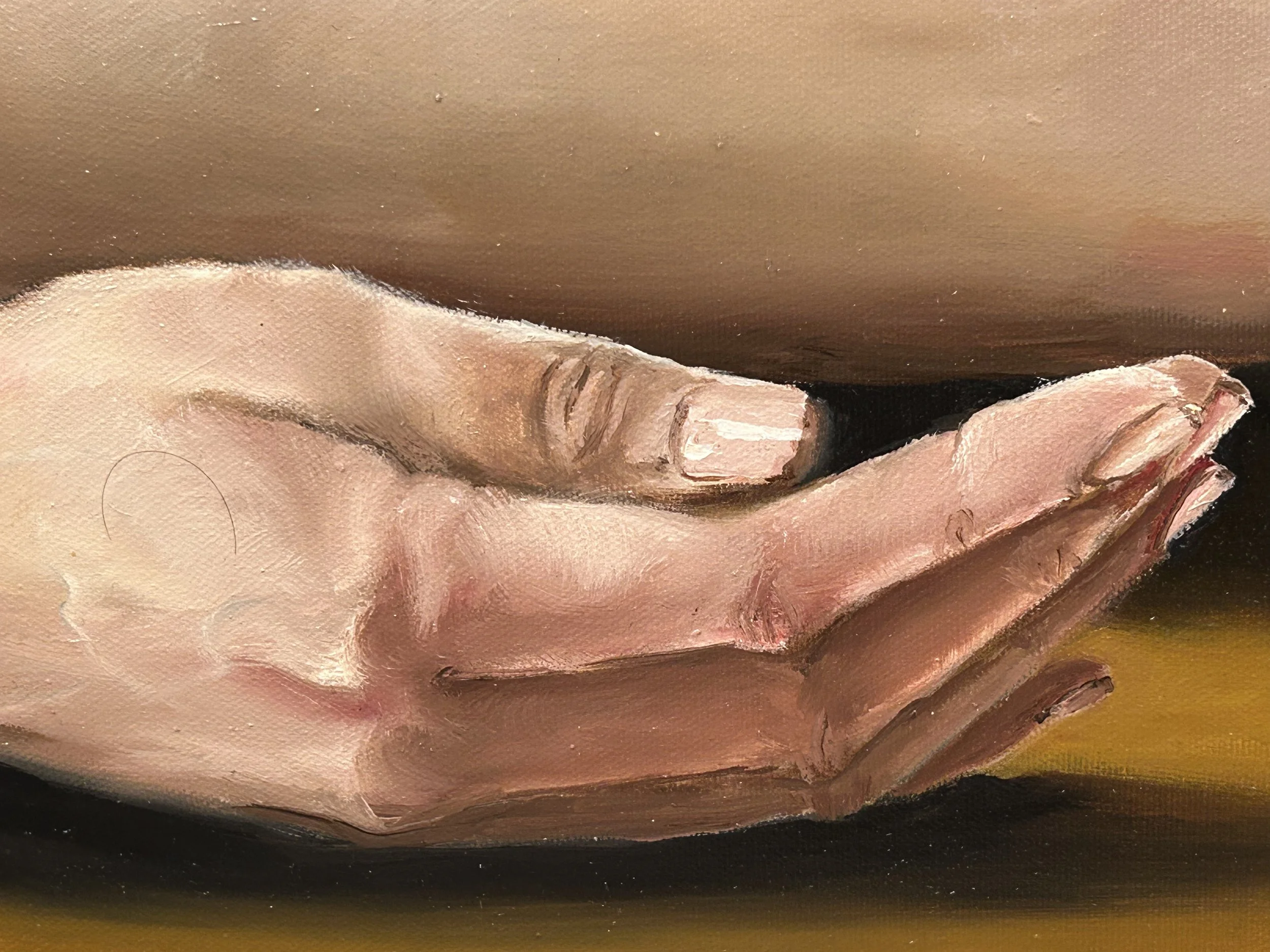 Une peinture réaliste d'une main avec les doigts légèrement pliés, reposant sur une surface sombre.