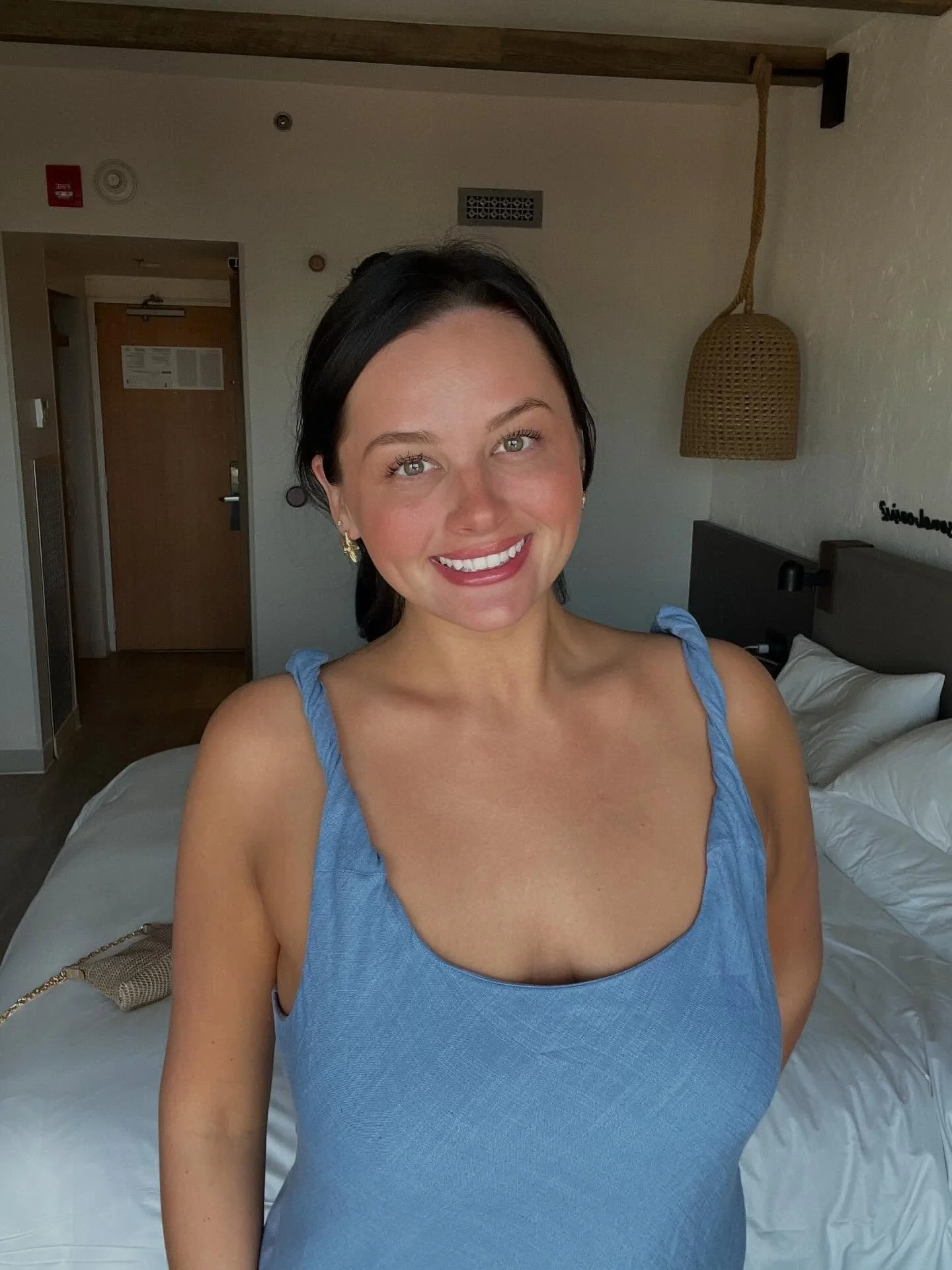 My GORGEOUS client sprayed in @dolceglow 14% voilet for her vacation to Aruba🤩 

#spraytan #spraytanartist #dippedindolce #illinoisspraytan #vacationspraytan