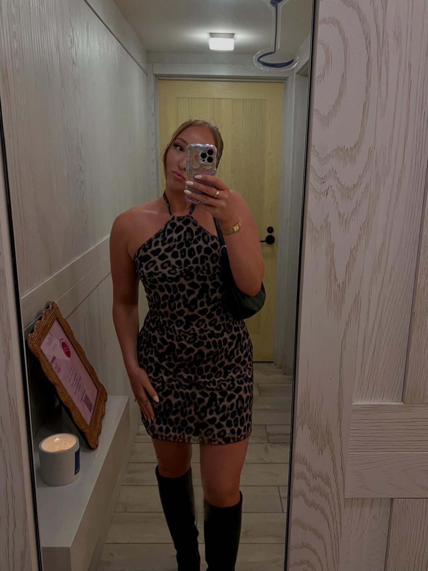 Obsessed with @paytonkyle and her tan🙂&zwj;↕️ 

#spraytan #spraytanartist #customspraytan #illinoisspraytan #carpentersvilleil #dippedindolce