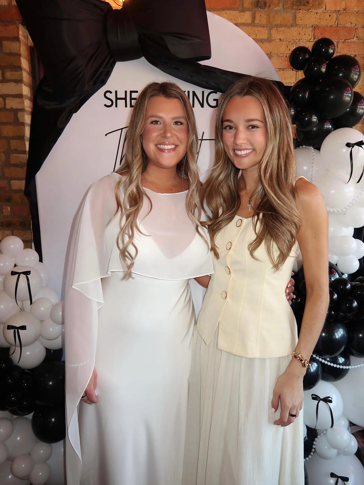 STUNNINGGG bride and MOH🤩 I&rsquo;ve loved tanning you for all of your festivities, @taykeegs 🤍

Both sprayed in @glazedsunless my fav😚

#spraytan #spraytanartist #customspraytanning #glazedsunless #carpentersvilleil #chicagosuburbspraytans