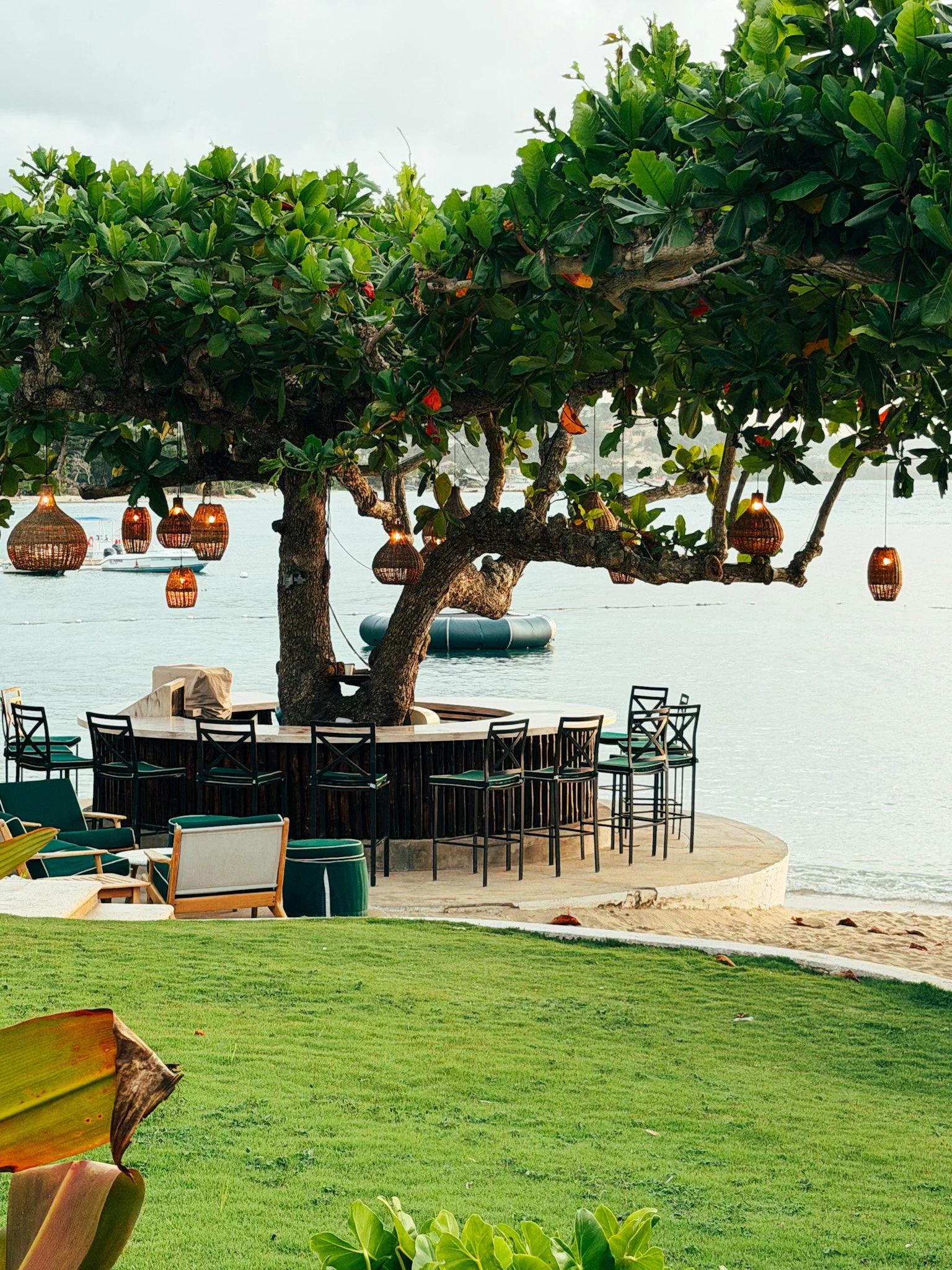 Beach Bar Round Hill