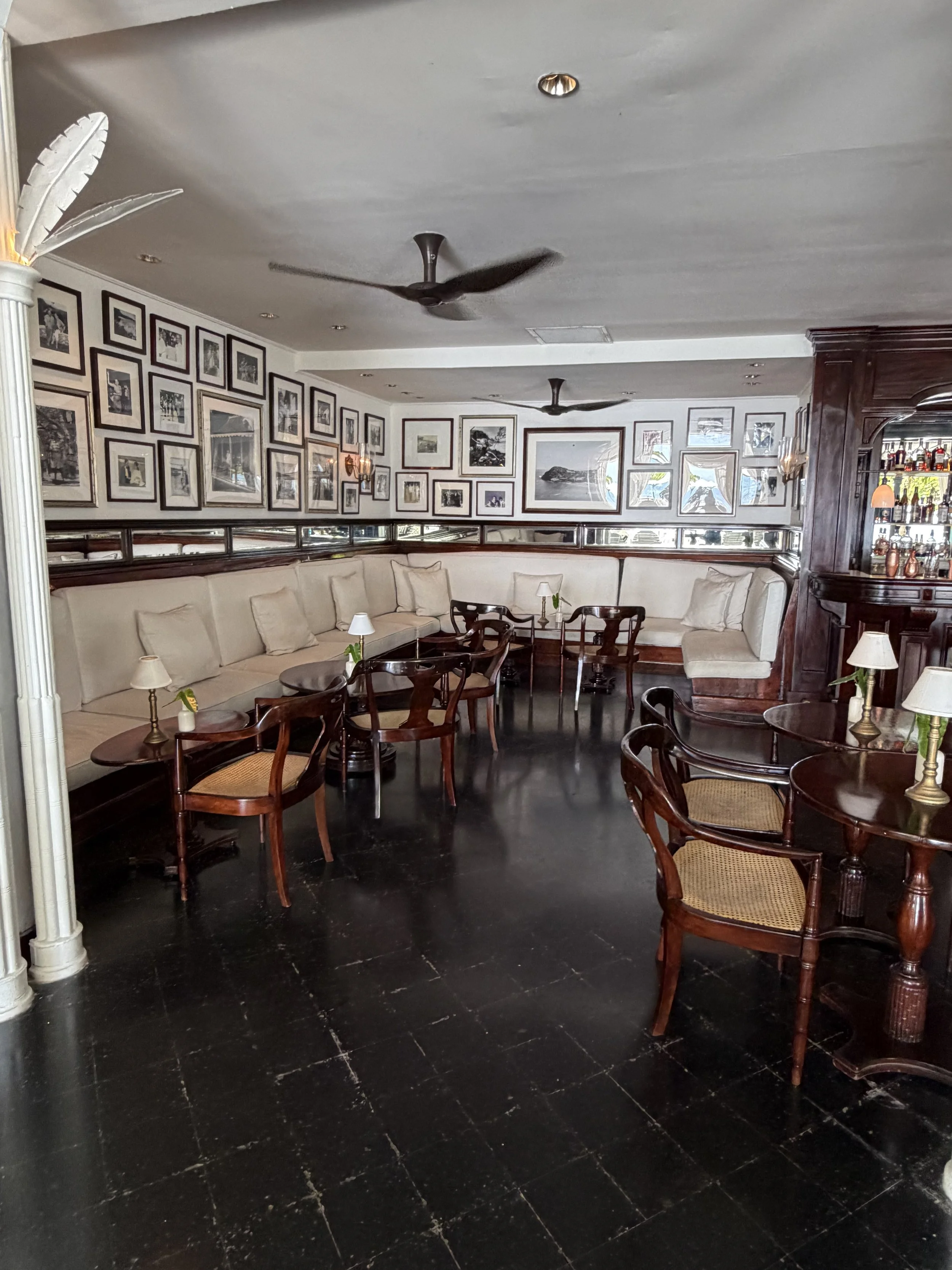 Cocktail Bar Round Hill
