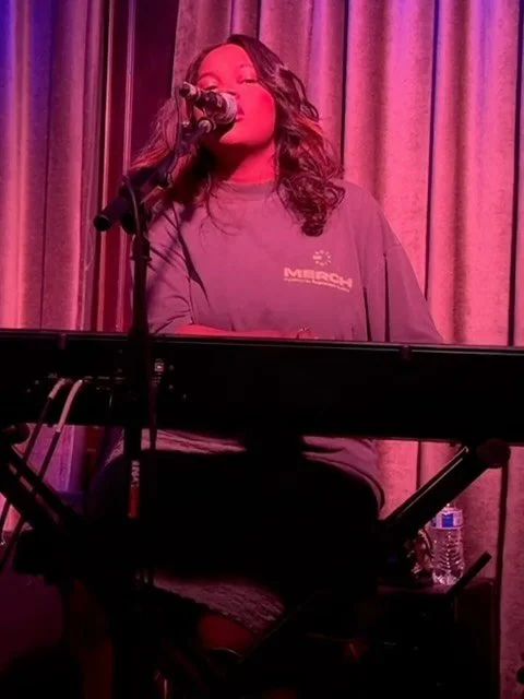 in honor of the iconic @thehotelcafe closing its doors, here are some snippets u never saw of me gracing the stage back in march! 

my first writers in the round, hosted by @nikhikorula :)) 

#thehotelcafe #writersintheround #songwriter #originalmusi