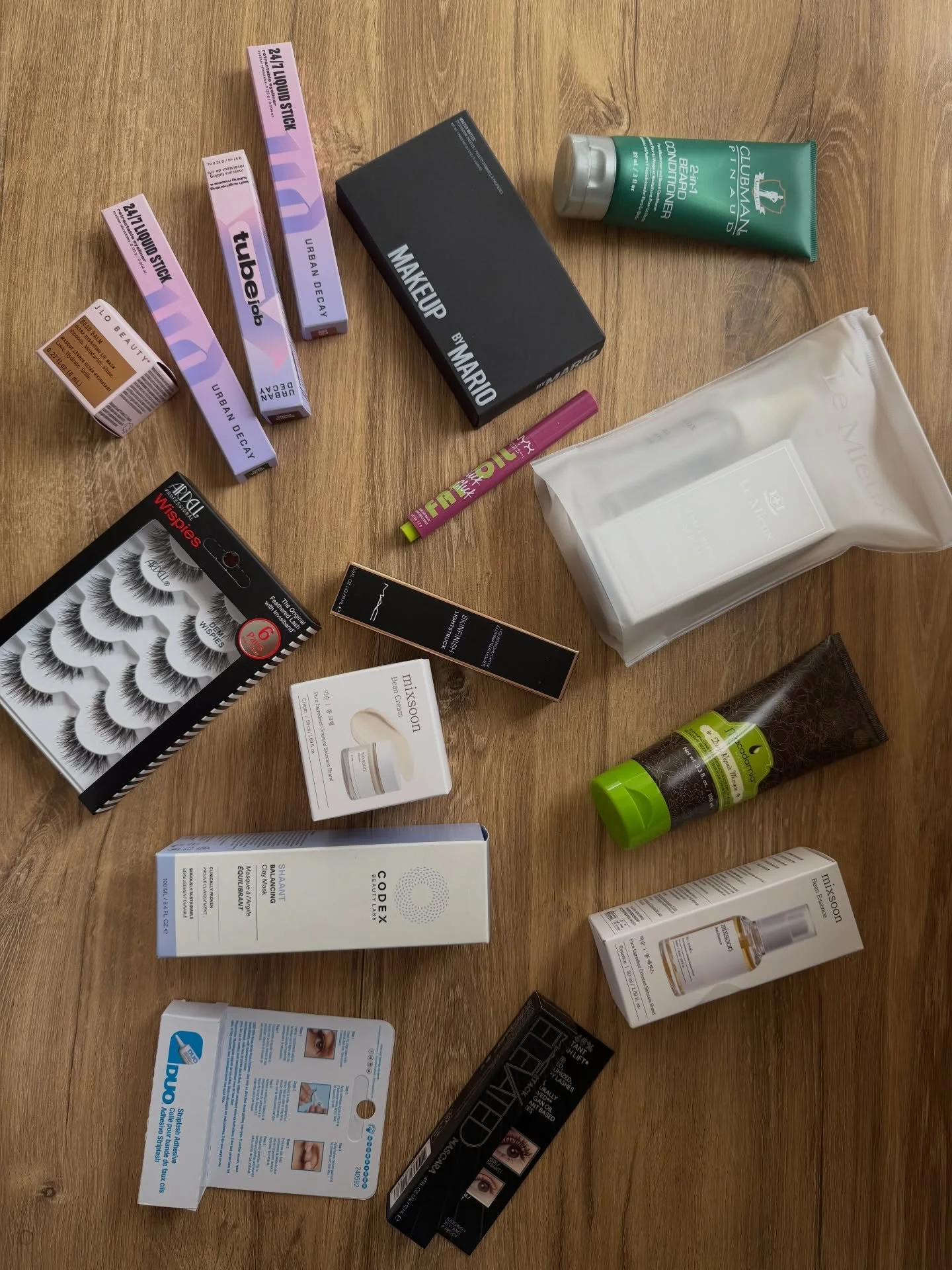 some goodies we found in our gift bag from last nights @muahs_awards 🎬🌟
&bull;
&bull;
#giftbag #pr #cosmetics #hollywood #beauty