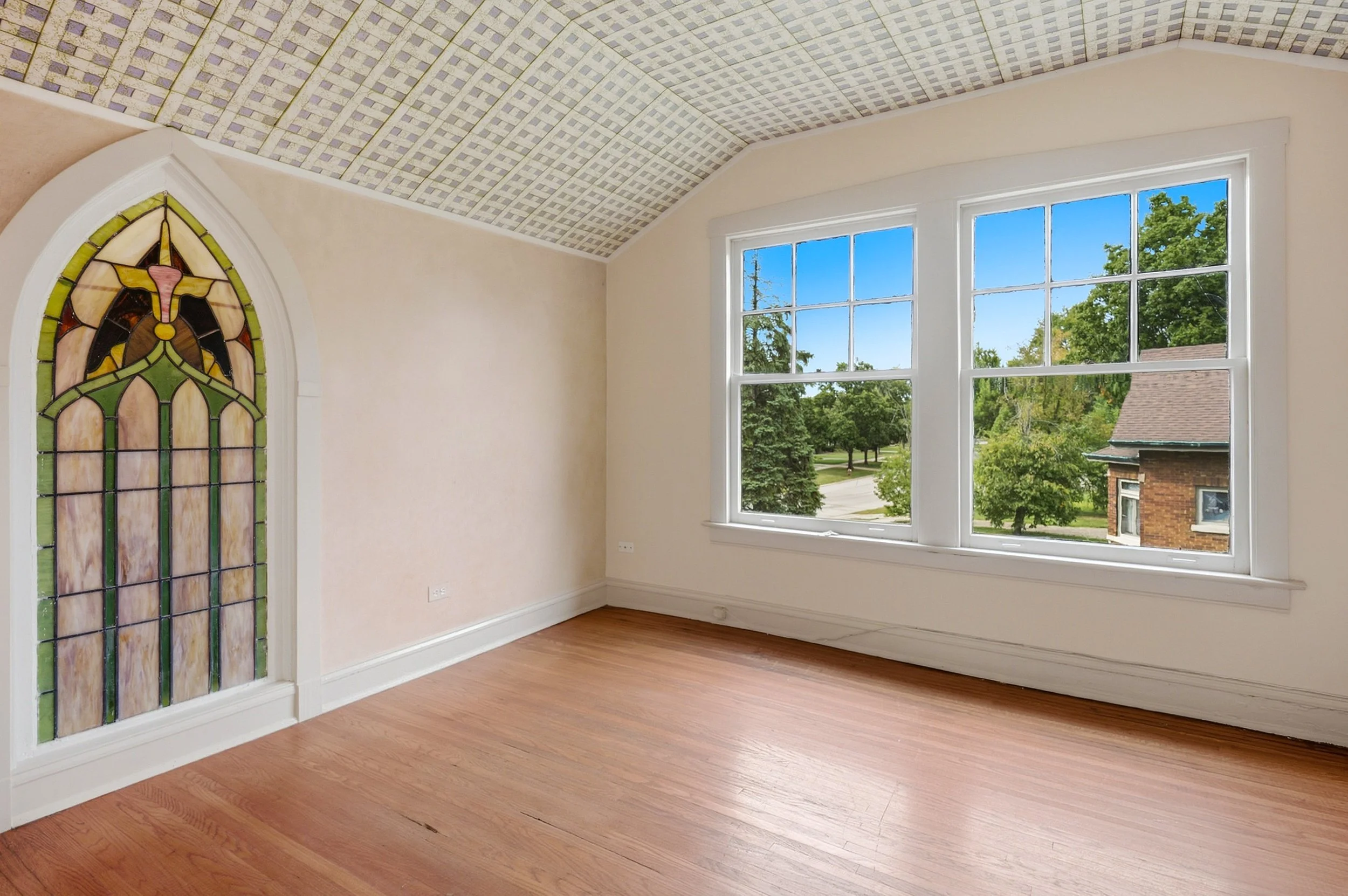 riverside-bedroom-stained-glass-window-barrel-vault-ceiling.jpg