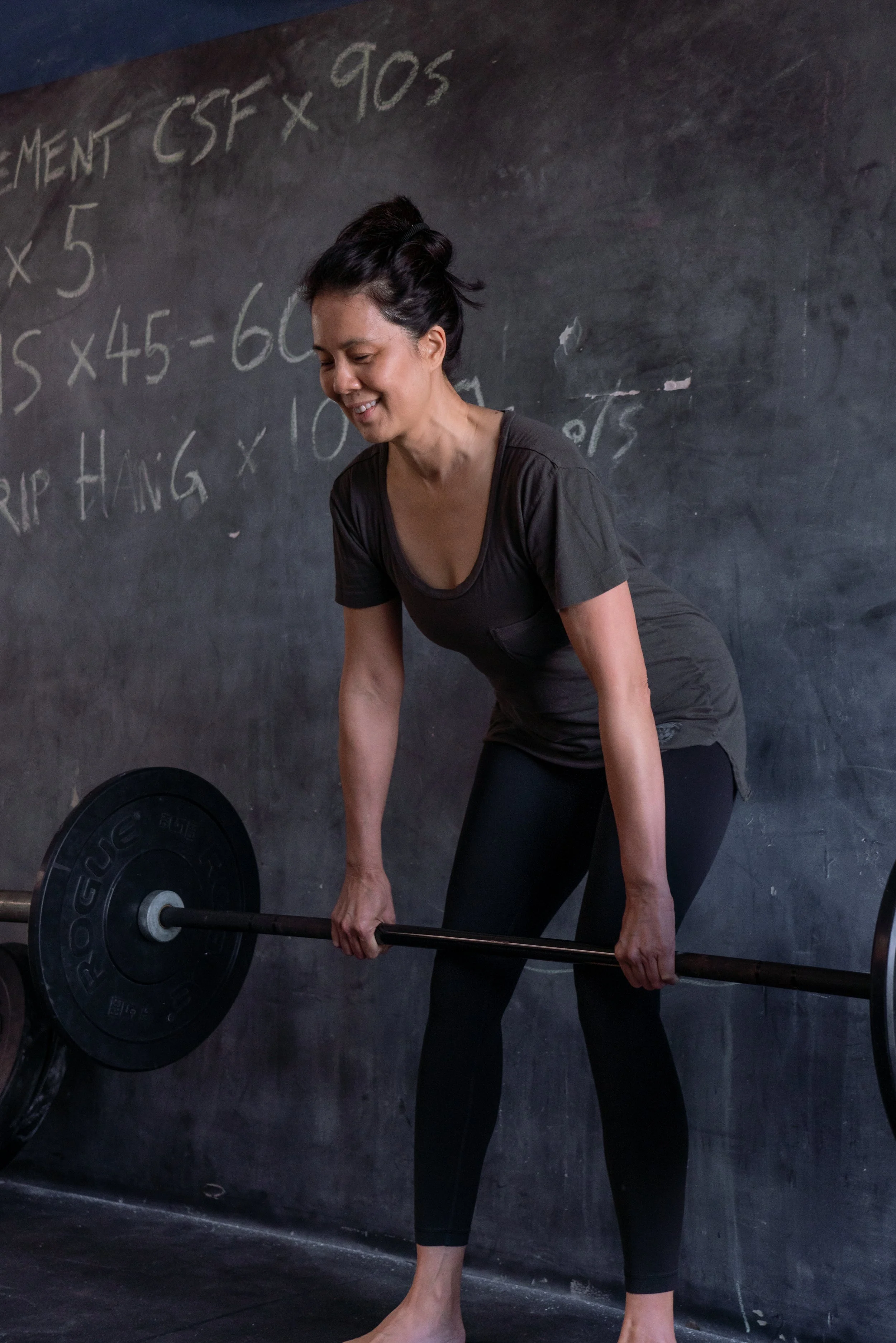 Strength training session with barbell work in a gym environment focused on progressive loading.