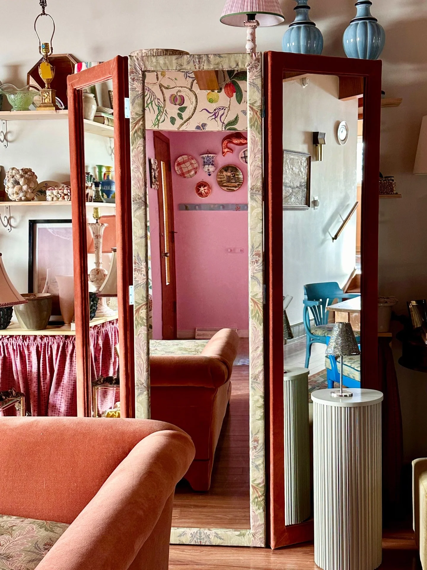 Introducing Elle and Dakota the newest duo @studiobonnieyyc the perfect pair for a dressing room or living space. Starring one of our favourite @houseofhackney textiles, the addition of the plush velvet with contrast piping has such a one of a kind e