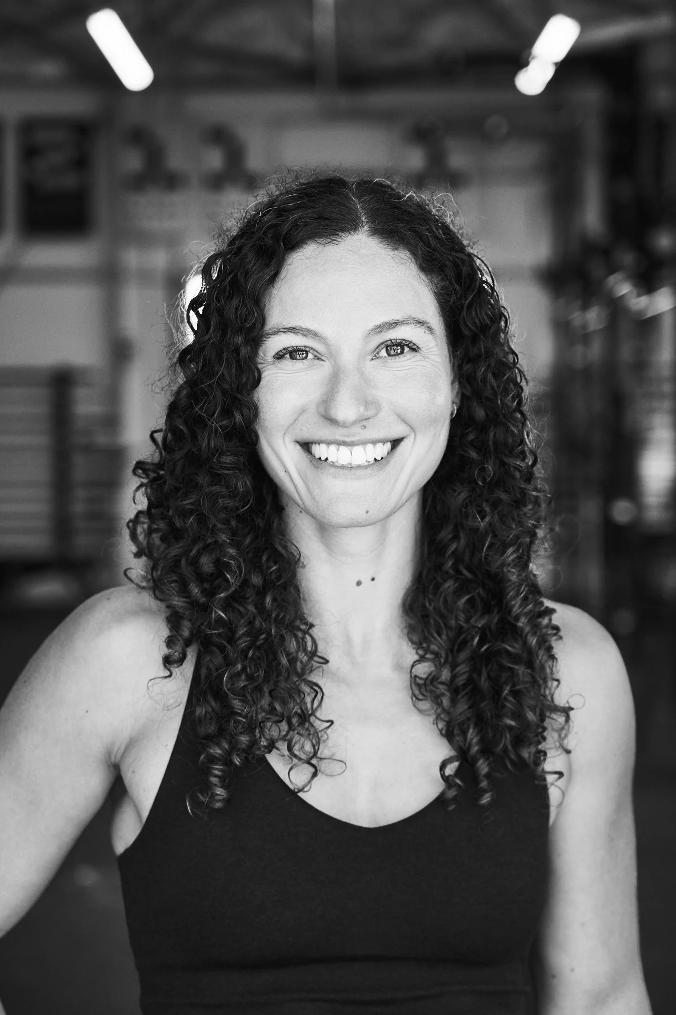 Portrait of Natalie Gantz, a fitness coach and personal trainer helping moms, women, and athletes of all ages lose weight, feel fit, and get stronger. Hyrox, Crossfit, and nutrition consultant.