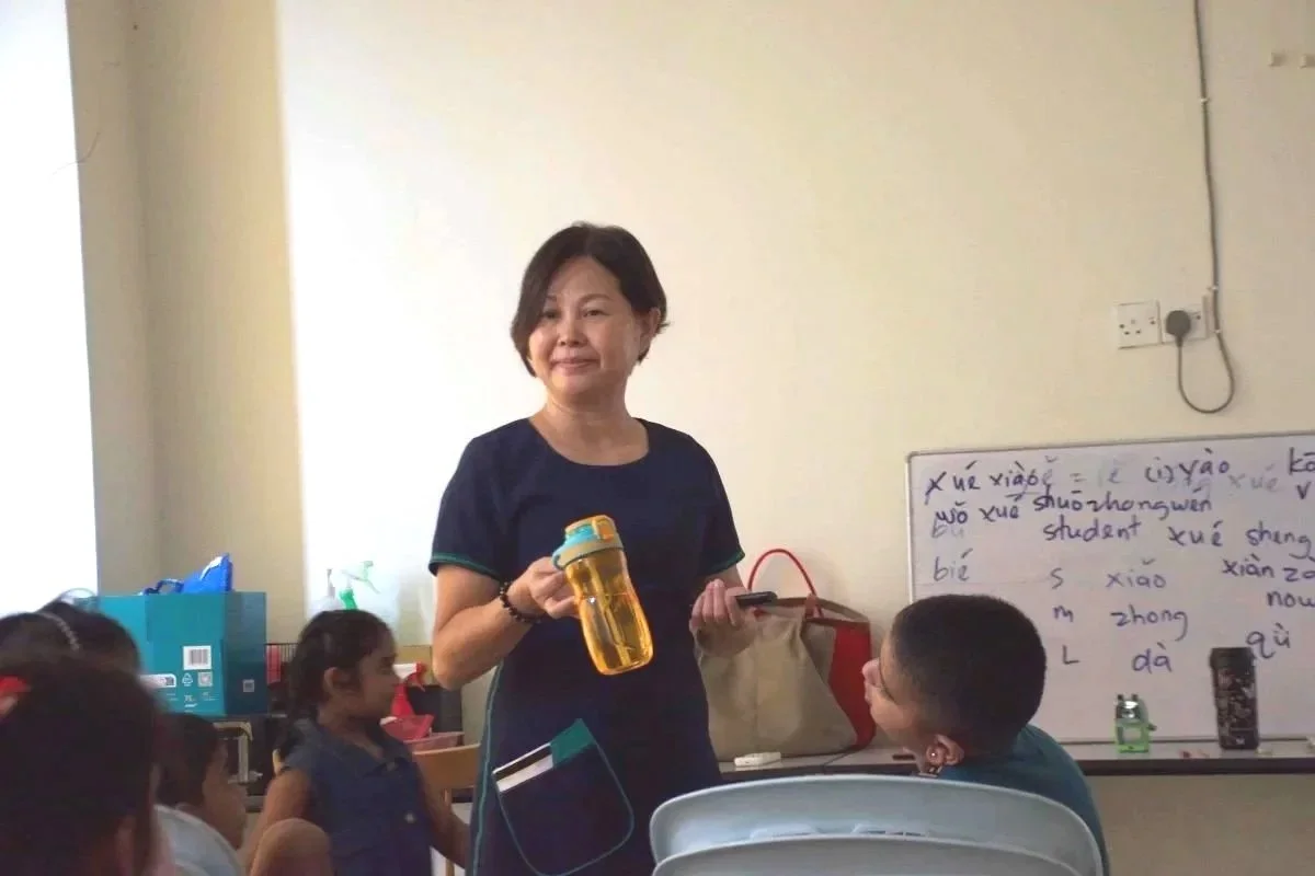 Mandarin teacher teaching Mandarin during a kids Mandarin lesson