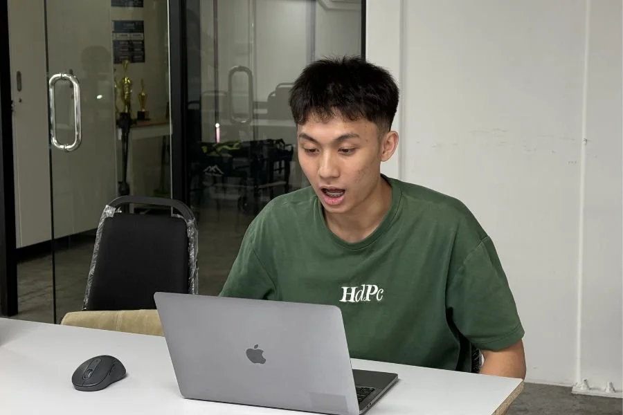 Student attending an online Mandarin class on a laptop