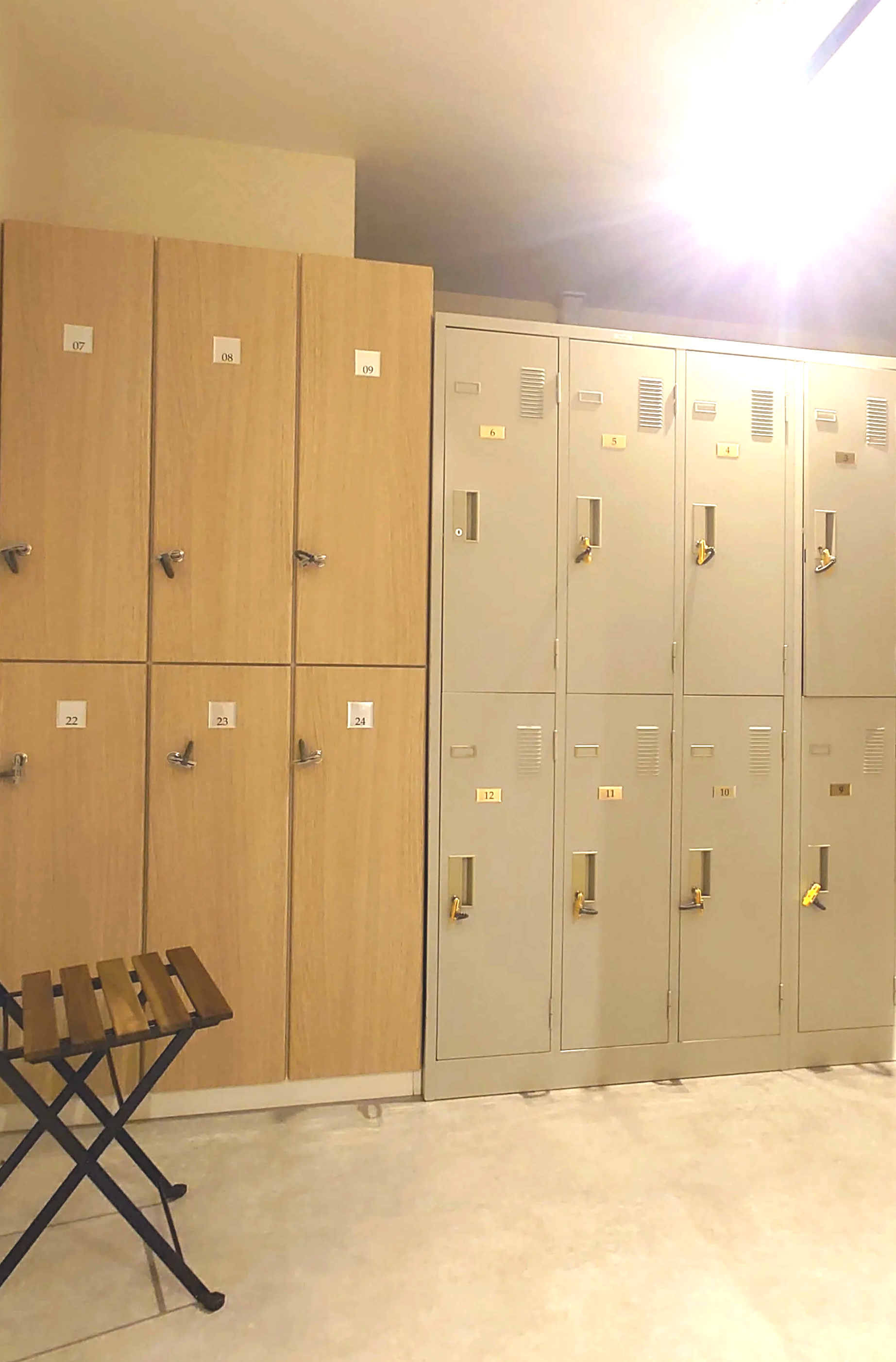 ロッカーが並んでいるコインロッカーの写真