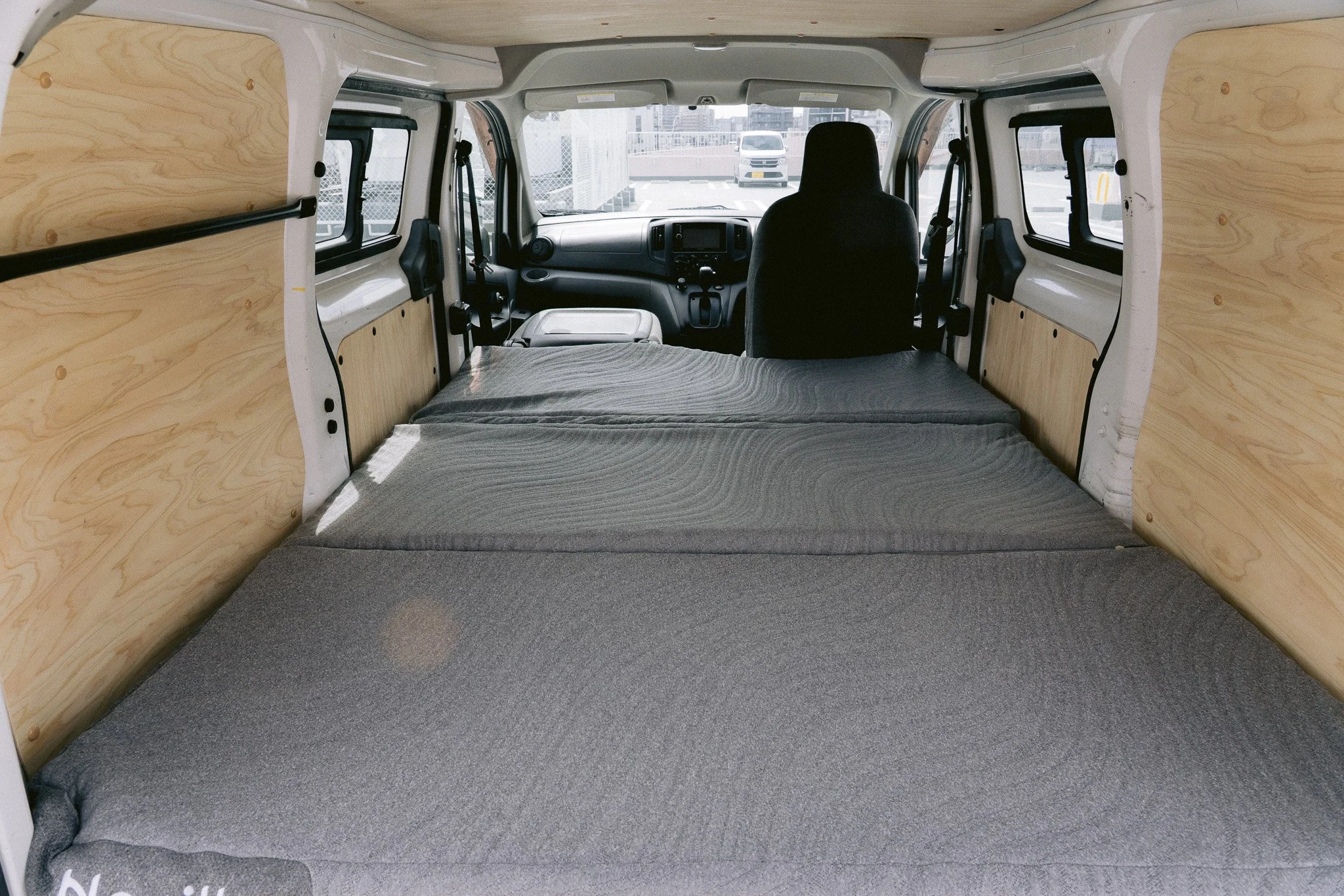 車の荷室にマットレスが敷かれている。