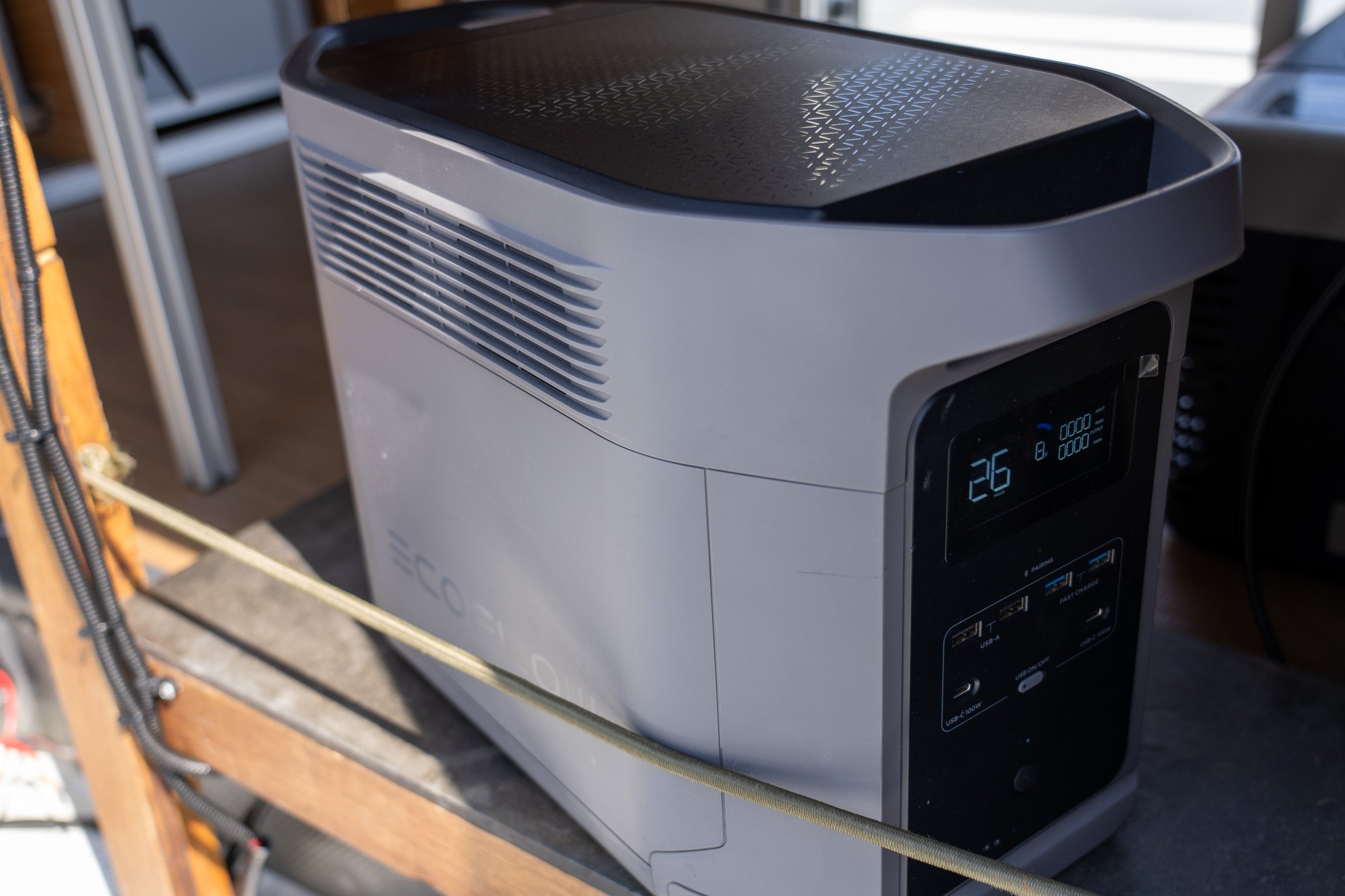 白と黒の電子冷暖房ユニット、ディスプレイに温度25度と表示されている