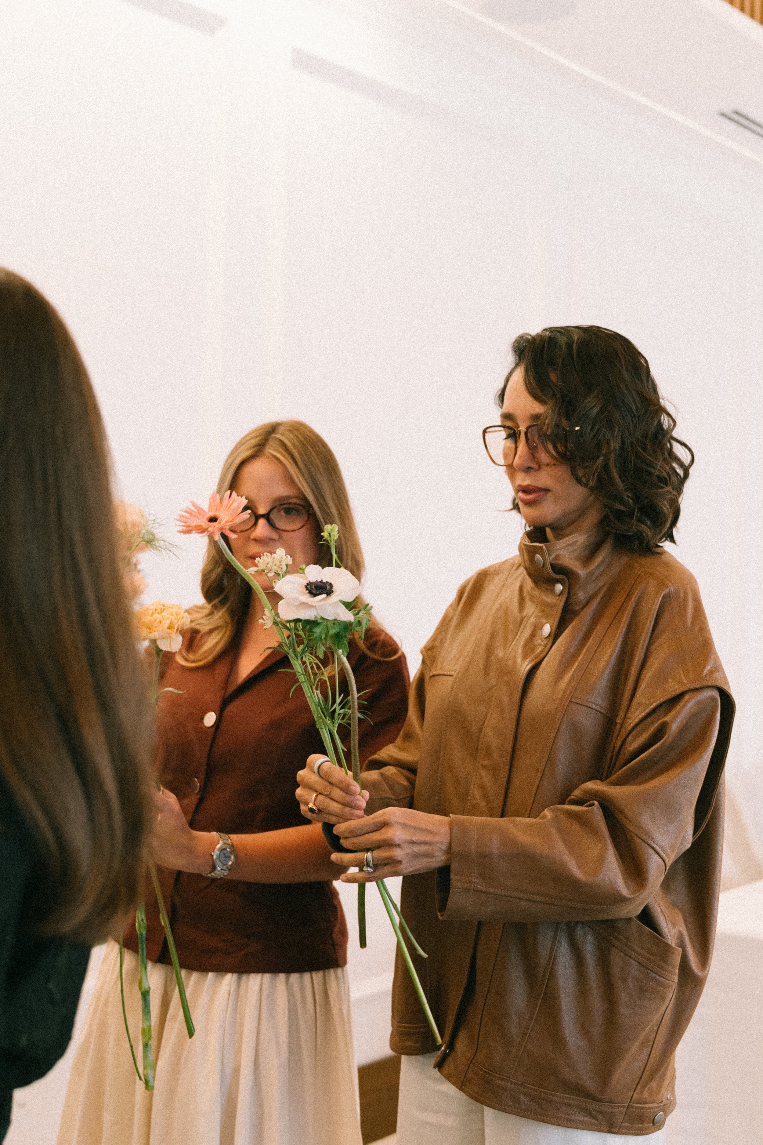 Taller con Harper's BAZZAR por DAGA Studio con influencers Karol Noboa y Sara Granja