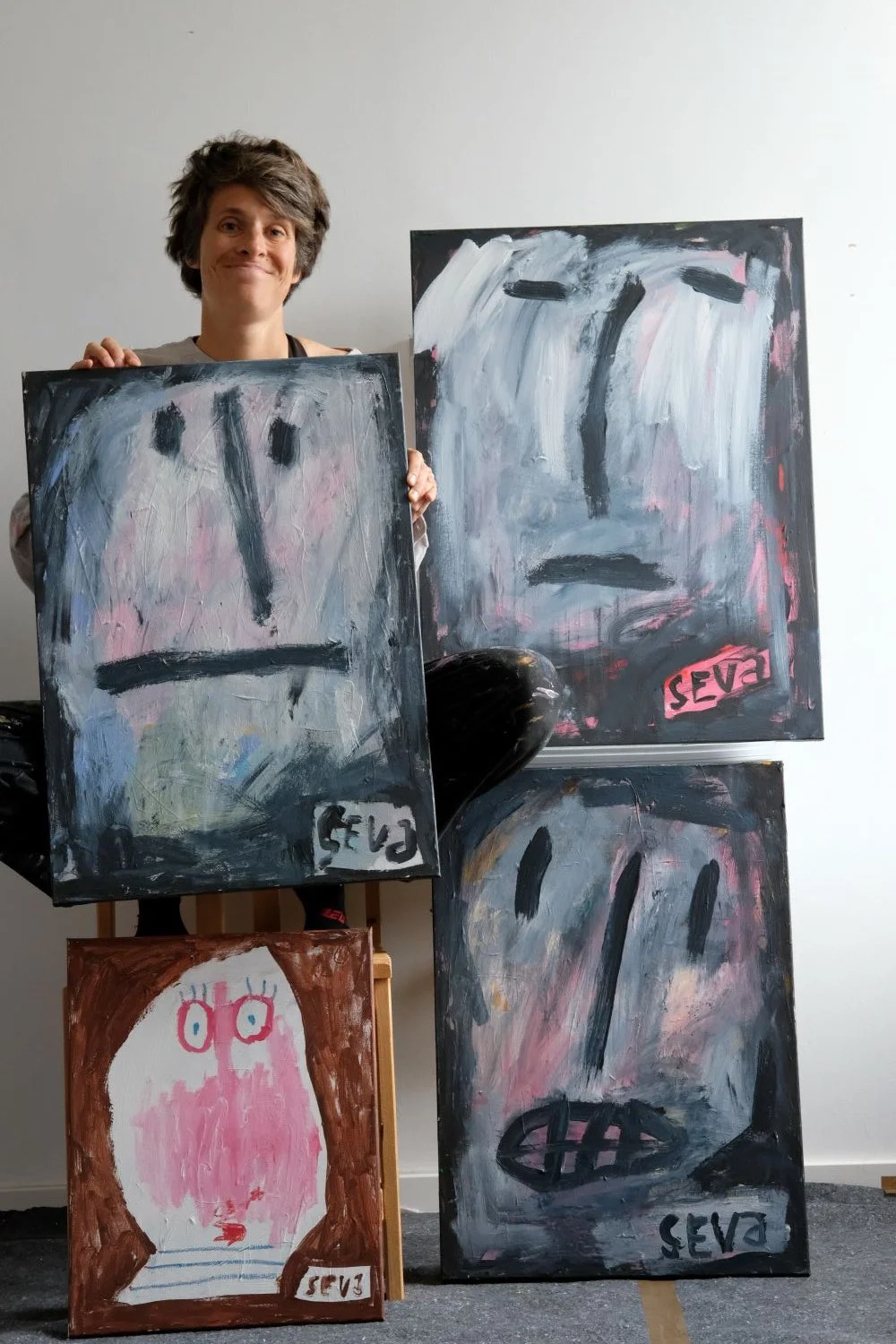 Lenka Seva mit ihren Kunstwerken „Zweifel“, „Das Unbekannte“, „Drama“ und „Ungenügend“ im Atelier.