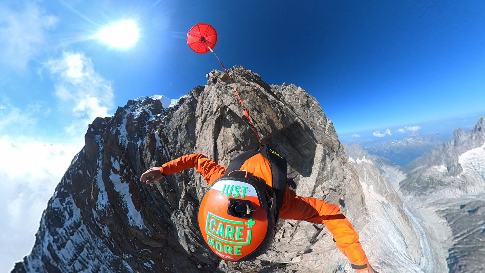 Valentin saute en BASE Jump depuis le sommet des grandes jorasses