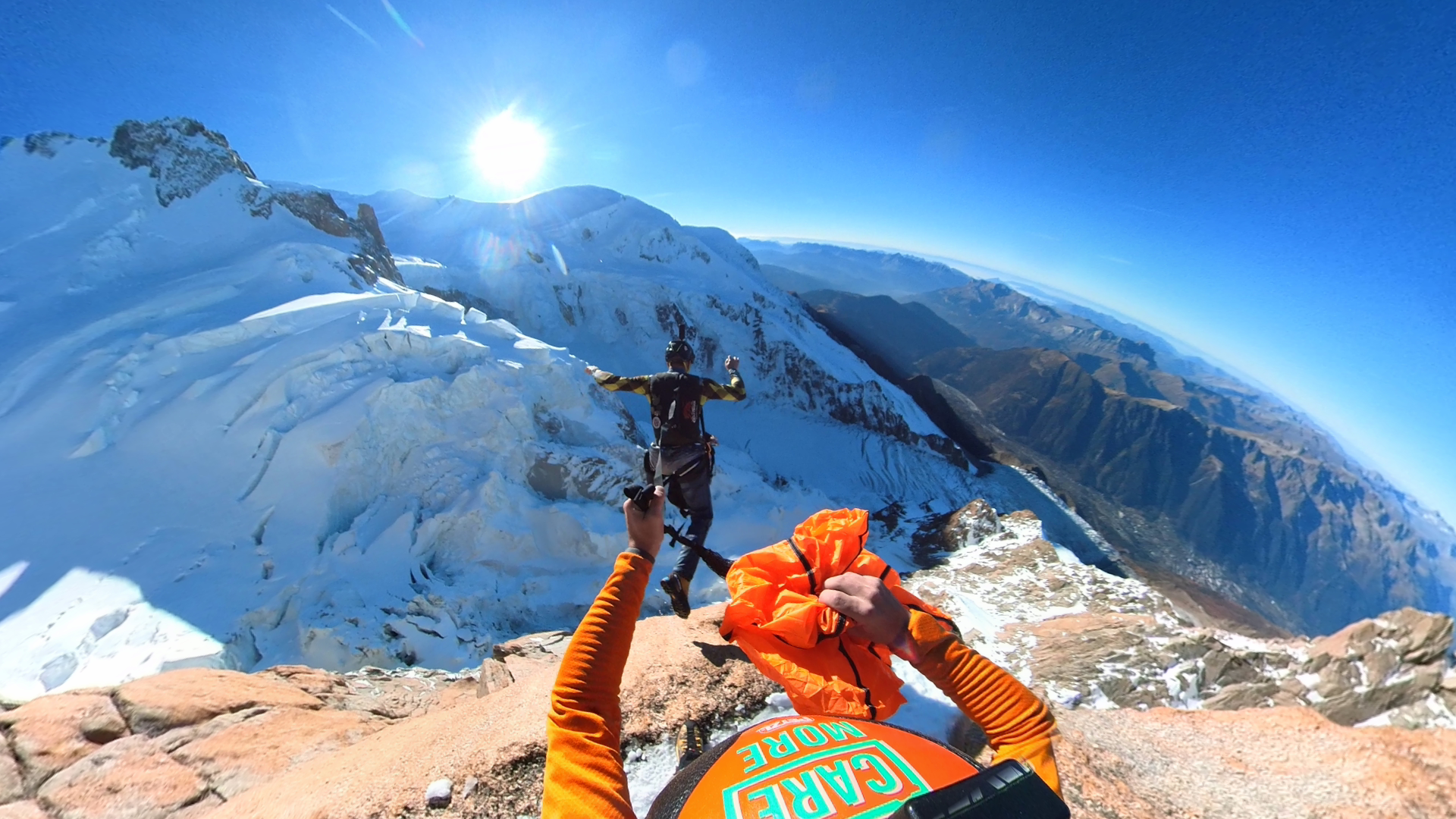 Remy saute en PCA depuis l'aiguille de Saussure