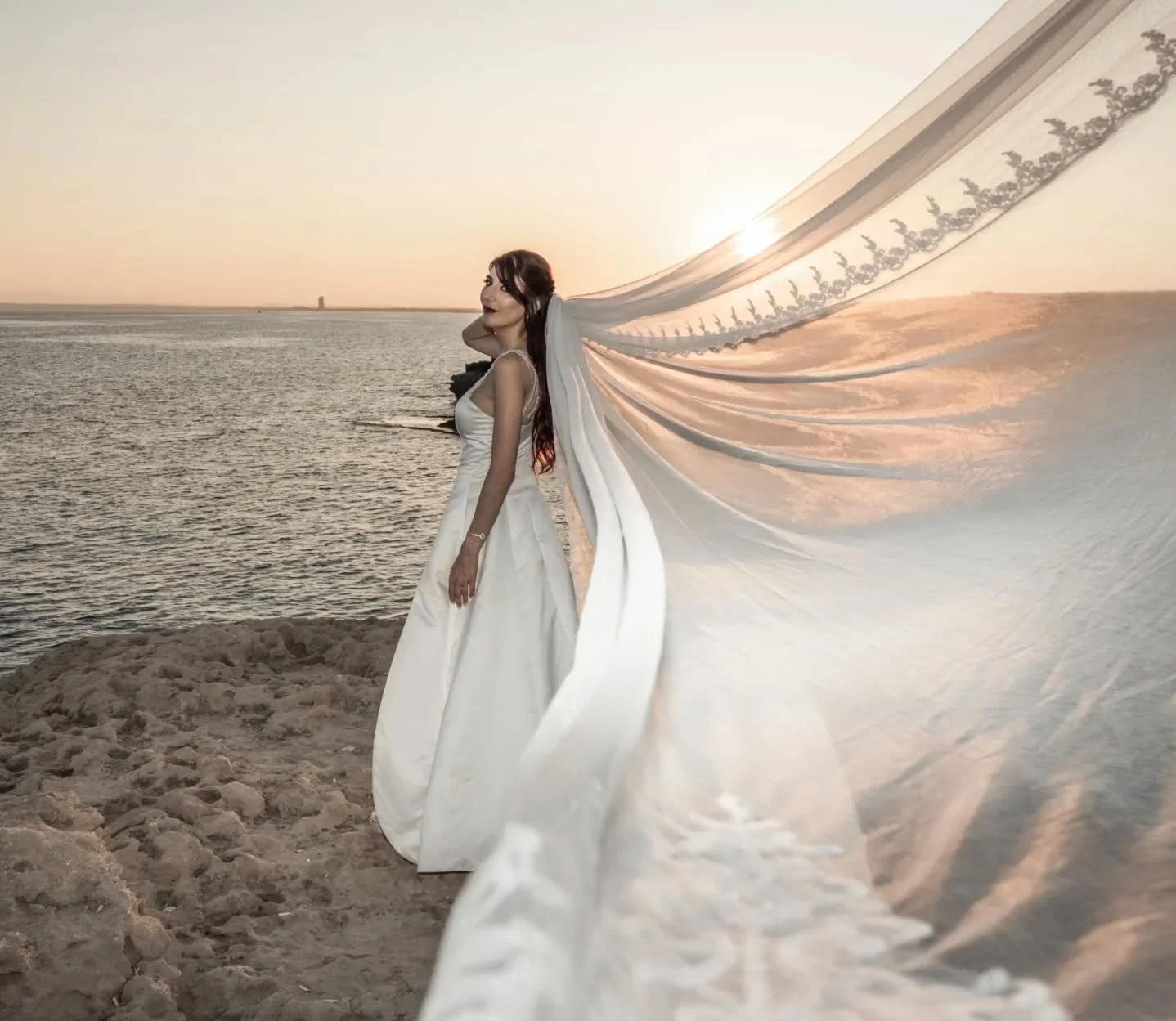 &Eta; &alpha;&gamma;ά&pi;&eta; &delta;&epsilon;&nu; &epsilon;ί&nu;&alpha;&iota; &nu;&alpha; &kappa;&omicron;&iota;&tau;ά&zeta;&epsilon;&tau;&epsilon; &omicron; έ&nu;&alpha;&sigmaf; &tau;&omicron;&nu; ά&lambda;&lambda;&omicron;&nu;, &alpha;&lambda;&la