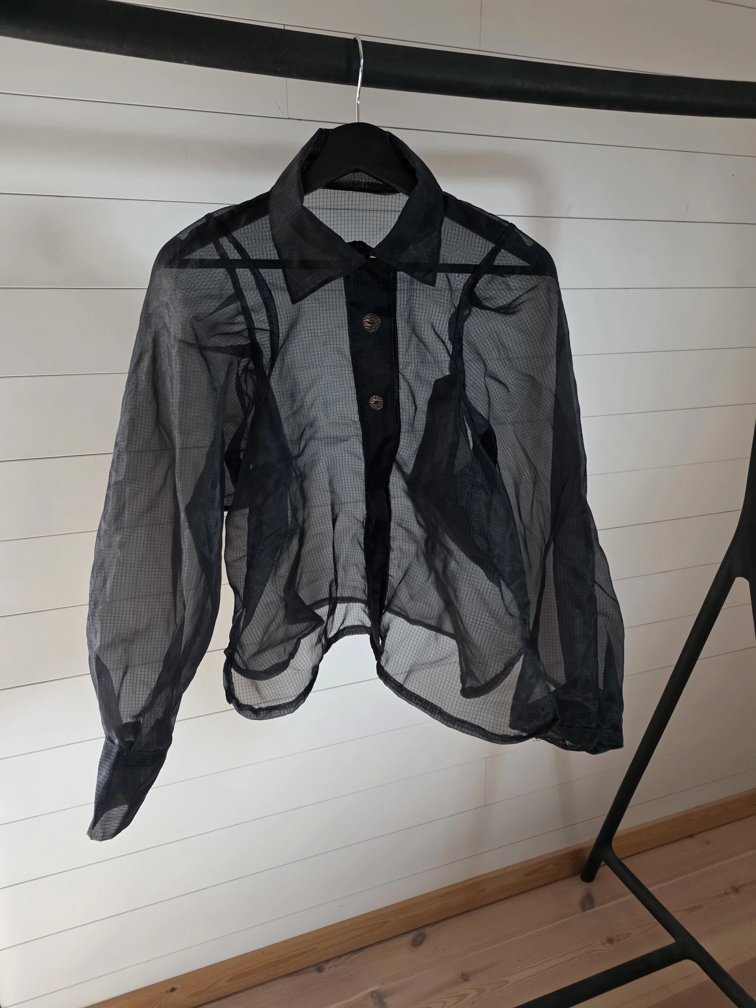 Svart skjorta i myggnät