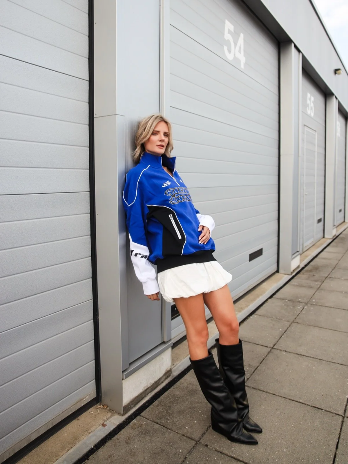 Je weet niet beter. Niemand vertelt je dat er ook een andere weg is.

Je kijkt naar wat werkt en (waarschijnlijk) naar wat viral gaat.

Je doet wat iedereen doet. Onbewust of bewust. 

Je past je aan,
Je post wat zou moeten werken.

&amp; ik ben hier