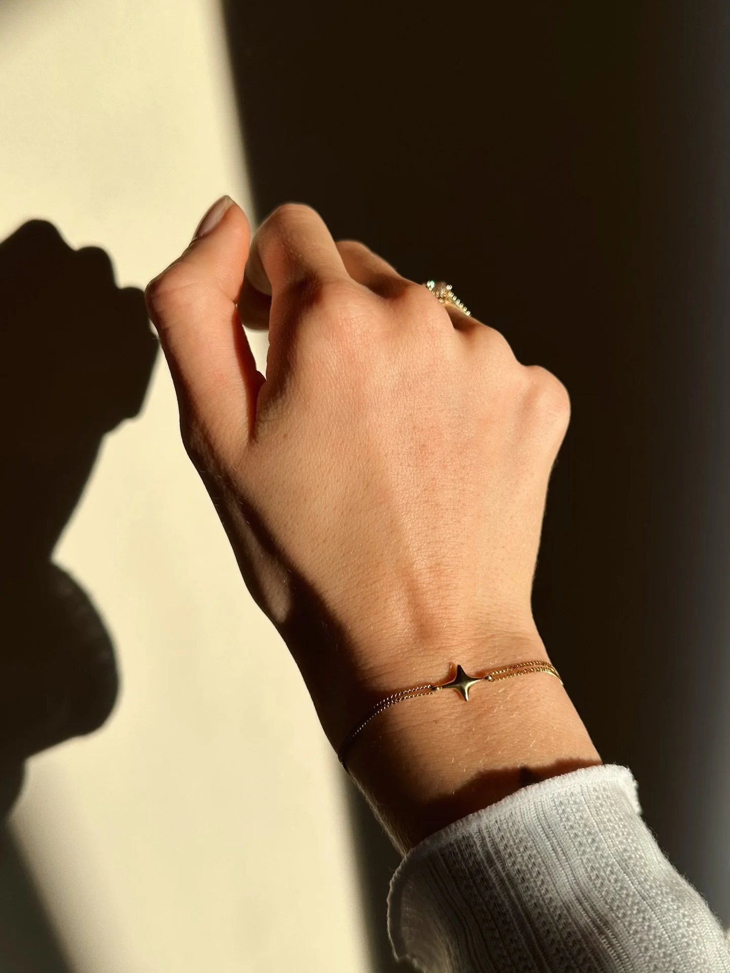 Het is stil. 

We zitten in de wachtkamer bij de verloskundige. Met lichte spanning, maar vooral met veel enthousiasme om ons kindje weer te zien groeien. 

Een week geleden hadden we het hartje voor het eerst zien kloppen, niet wetende dat dit de la