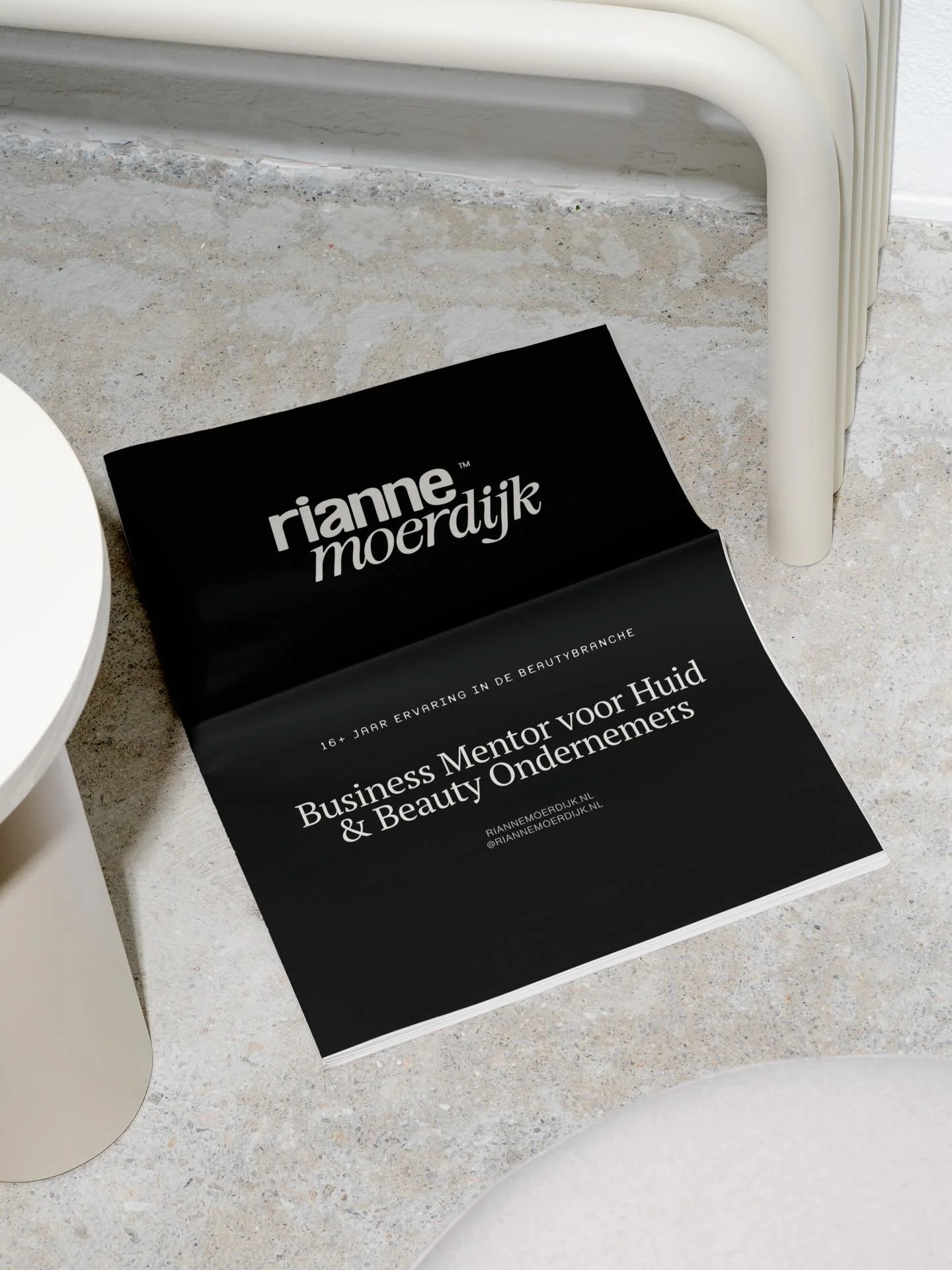 Personal branding gaat niet over de mooiste, meest perfecte of meest indrukwekkende versie van jezelf laten zien.

Personal Branding is het vermogen om jezelf - je persoonlijkheid, je kennis, je skills, je verhaal, je stem, je stijl - slim en STRATEG