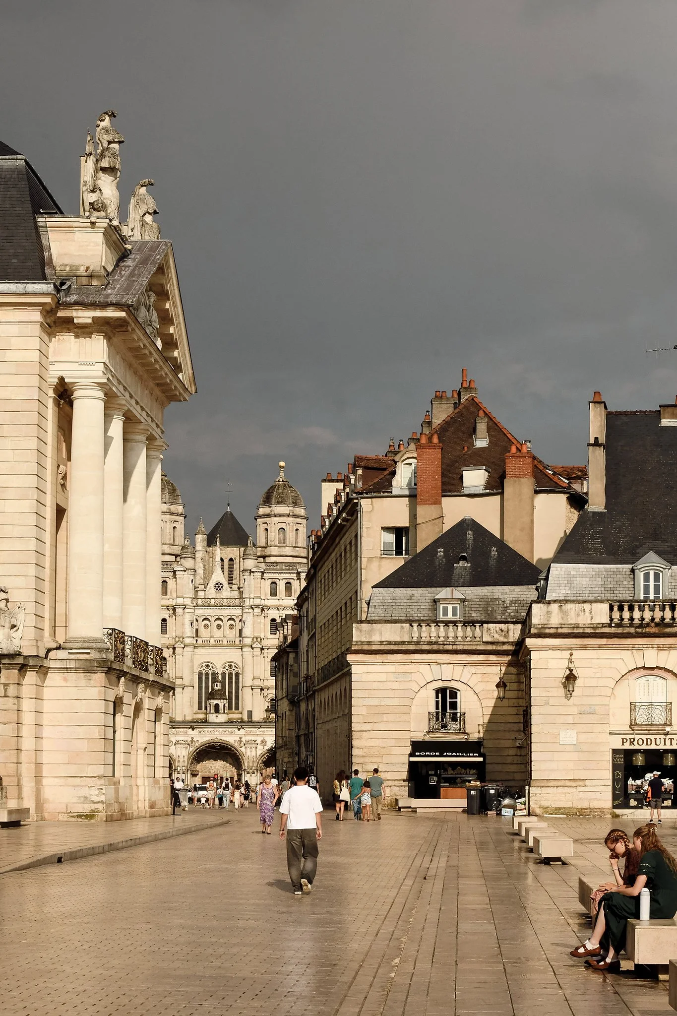 dijon-patrimoine-place-ciel-gris.jpg