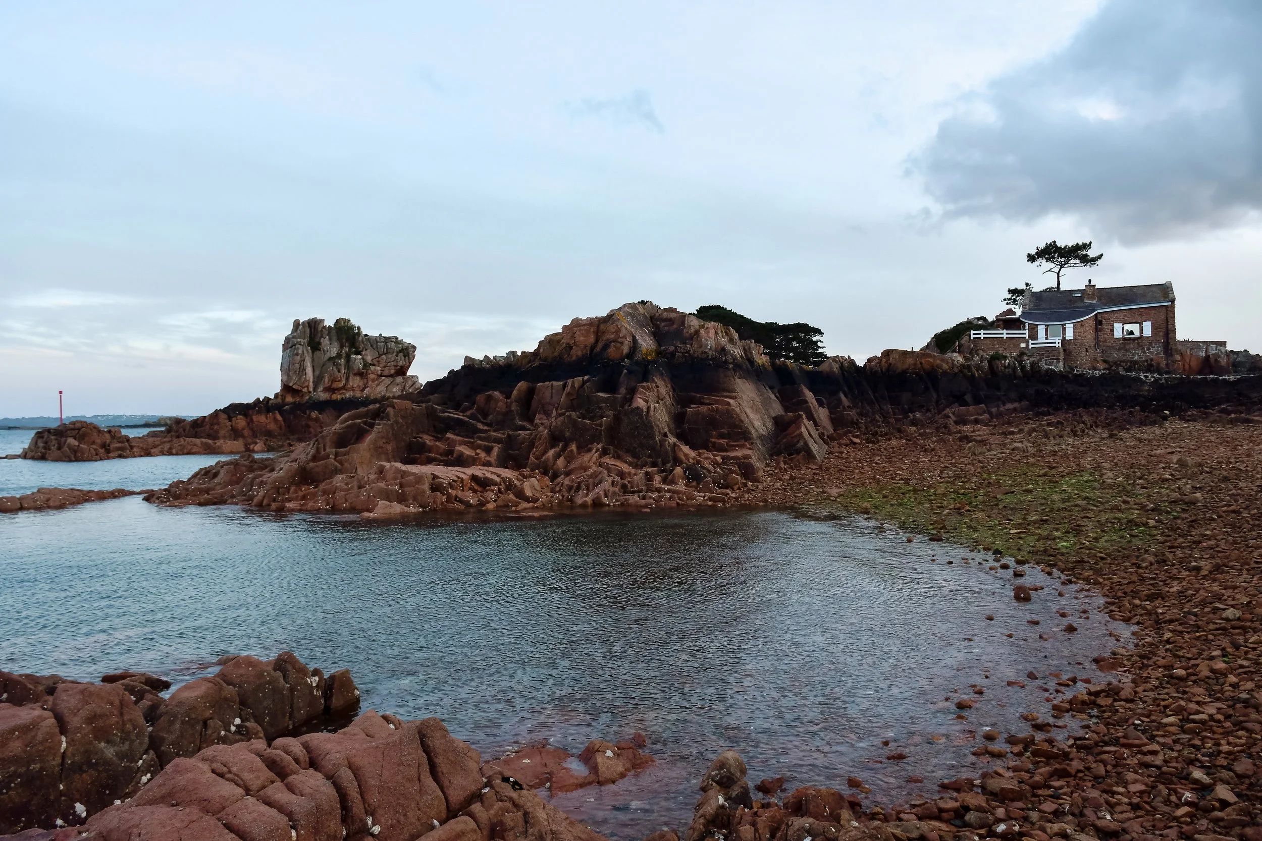 ile-de-brehat-maison-et-rochers-orange.jpg