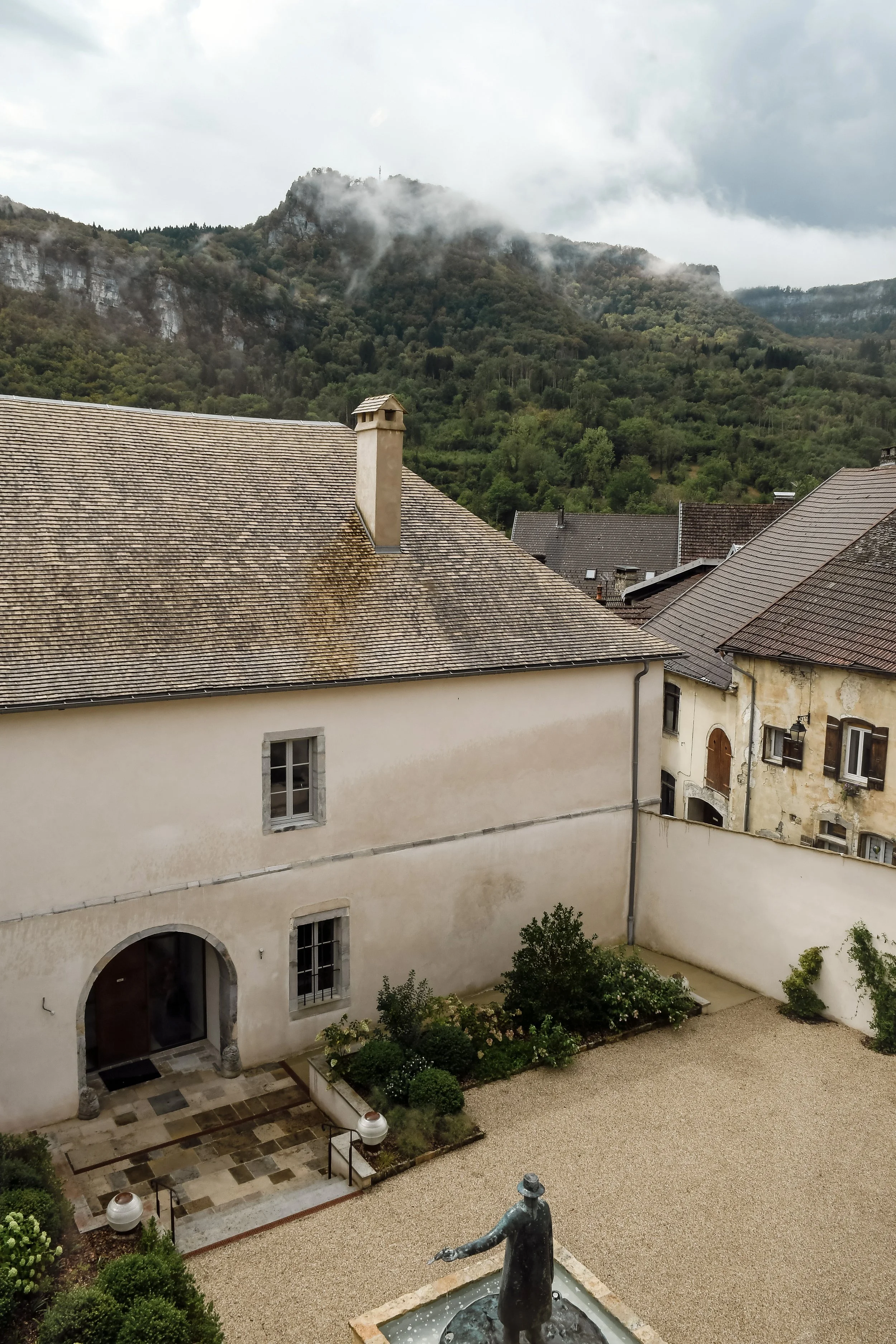 prieure-de-mouthier-haute-pierre-cour-sandrine-baverel.jpg