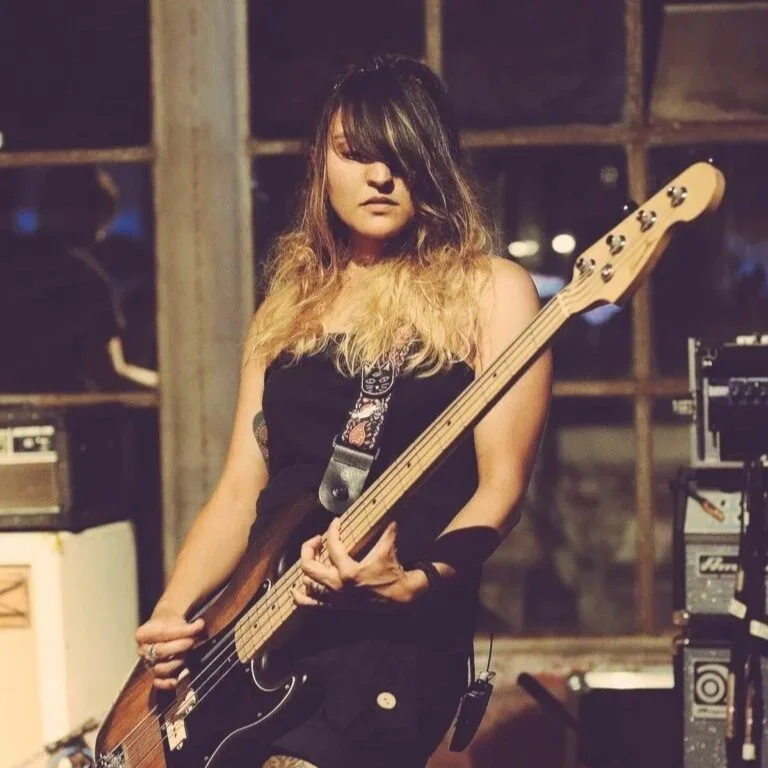 isa holliday from slow crush speelt op een handgemaakte basgitaar ontworpen door jan rammeloo