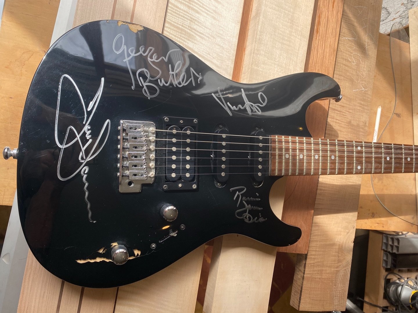 This guitar is signed by greatness! 🫶🏻🫶🏻