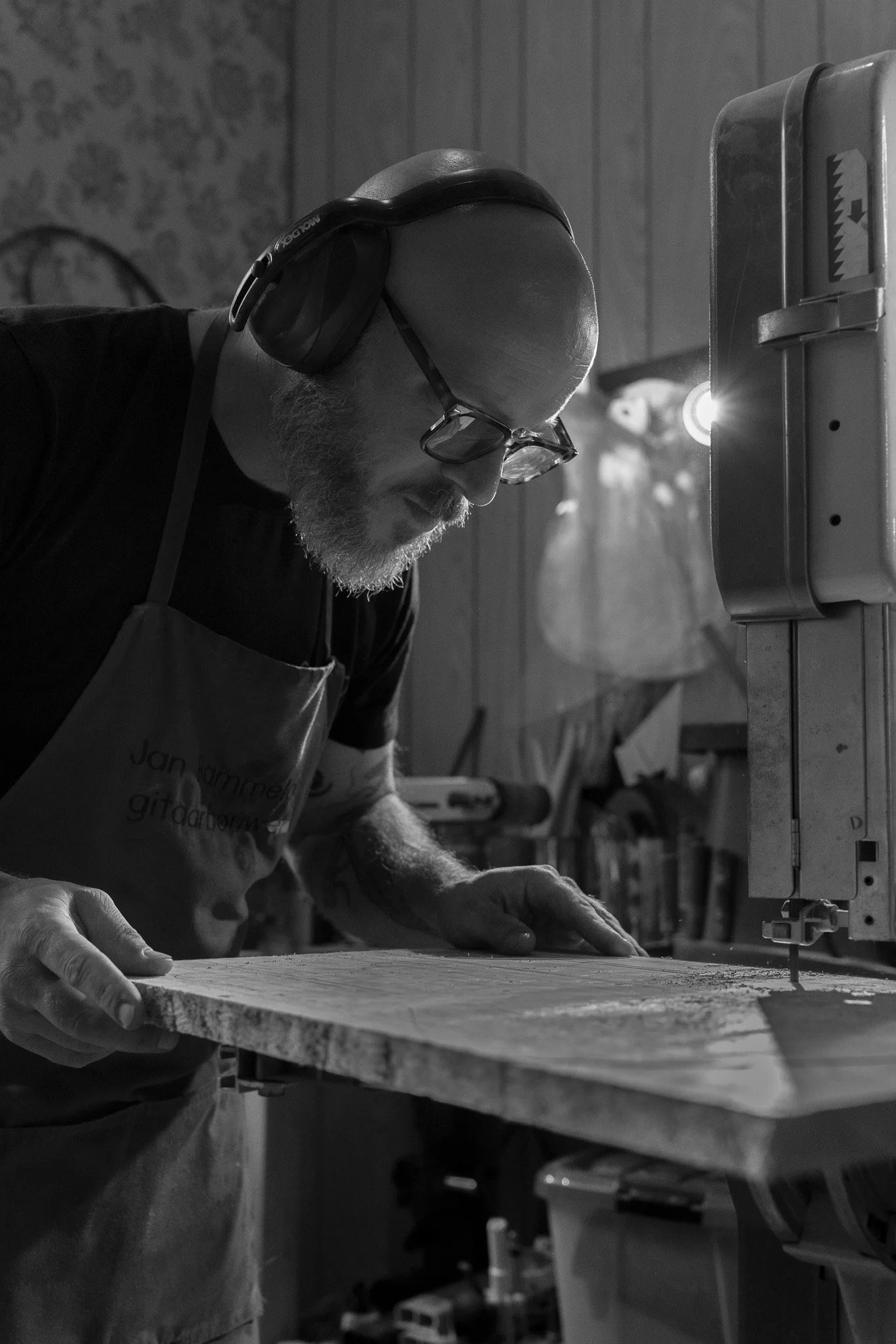 luthier jan rammeloo is bezig met het bouwen van een gitaarbody