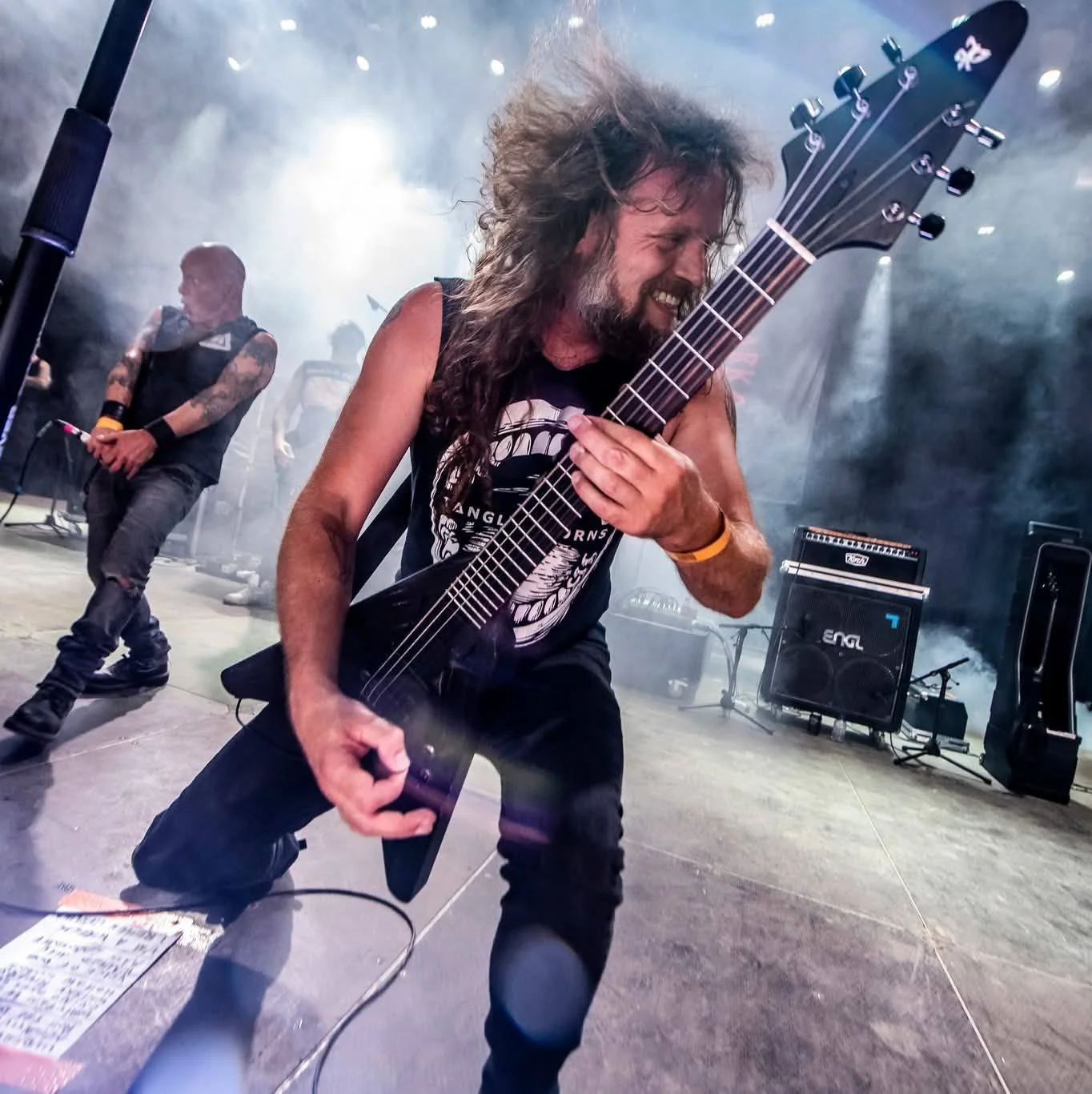 Toon Huet van Bark speelt op een flying v gitaar, handgemaakt door Jan Rammeloo