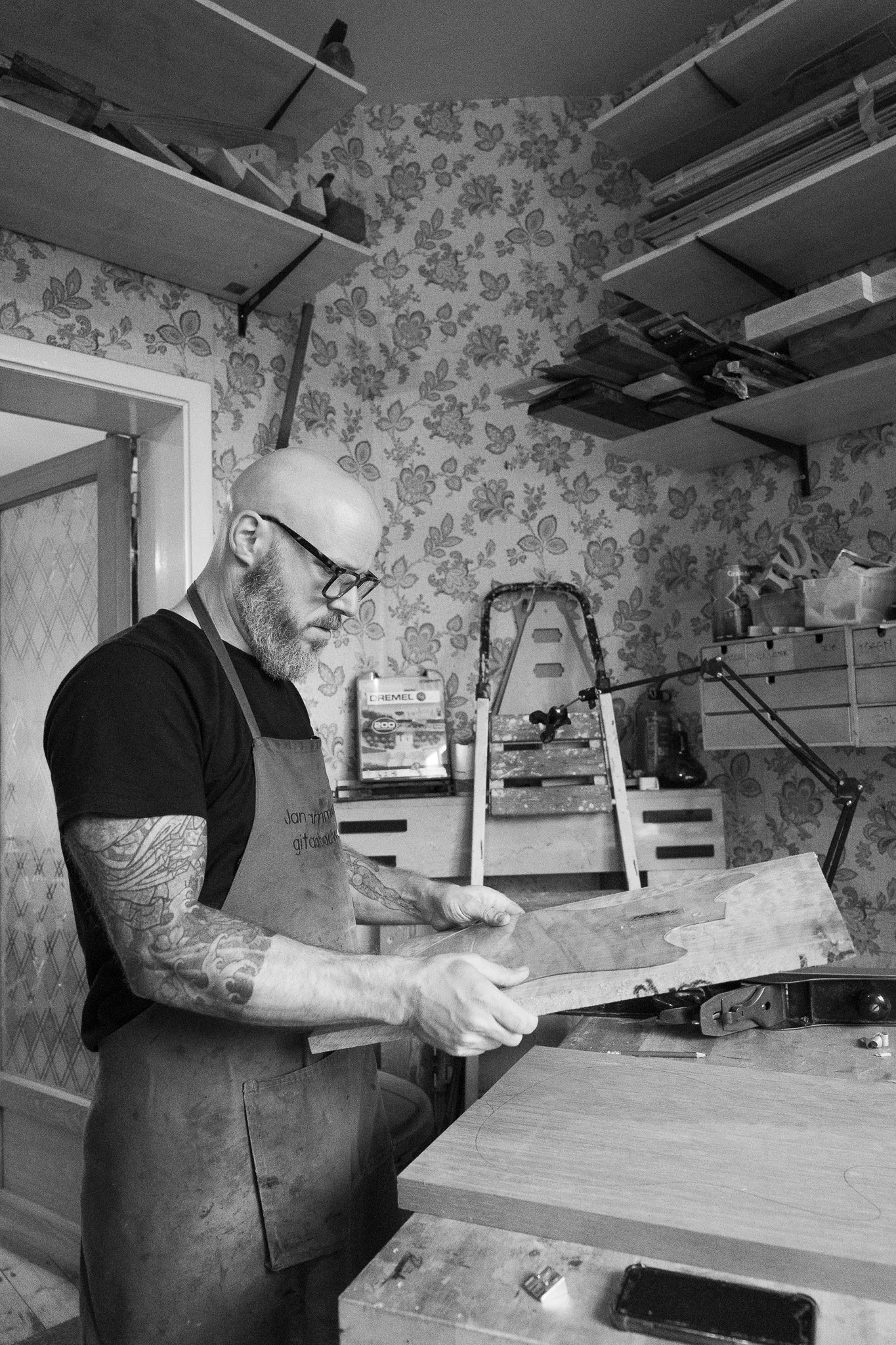luthier kiest hout voor het bouwen van een op maat gemaakte gitaar