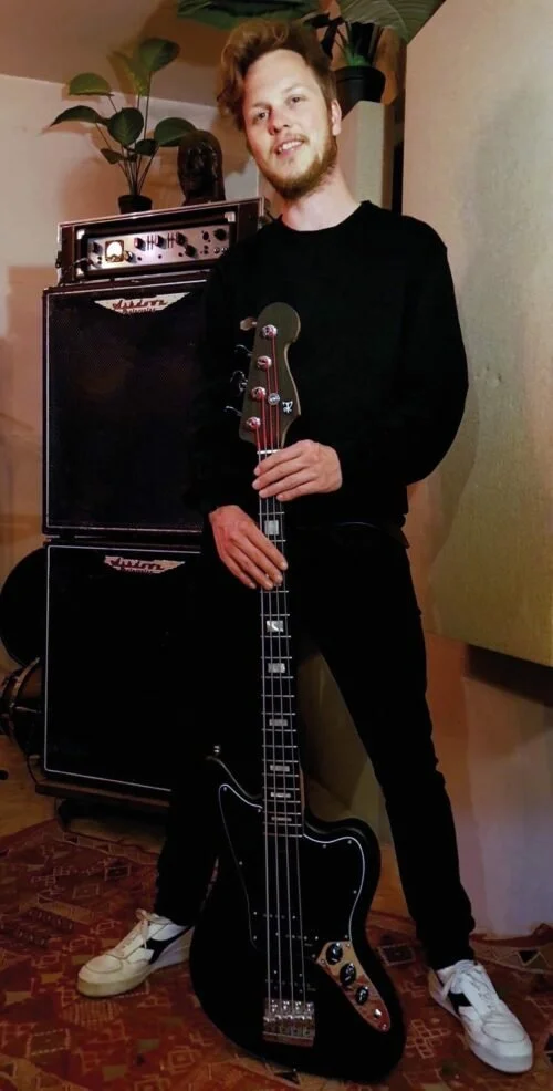 bert roos speelt op een handgemaakte gitaar van jan rammeloo met zijn band huracan