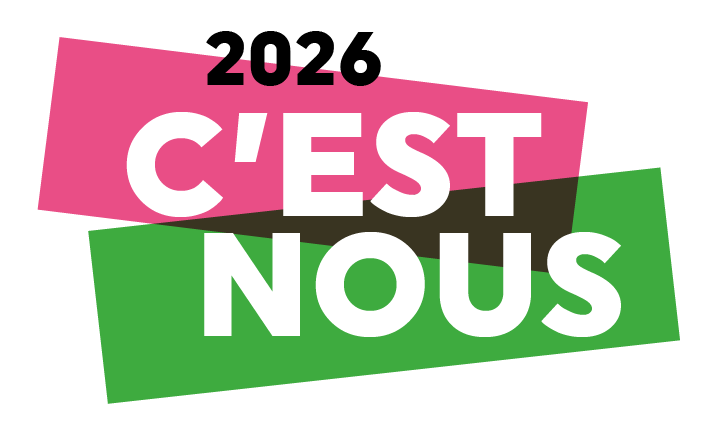 Le texte '2026 C'EST NOUS' avec des arrière-plans roses, noirs et verts en forme de bandes sur un fond blanc.