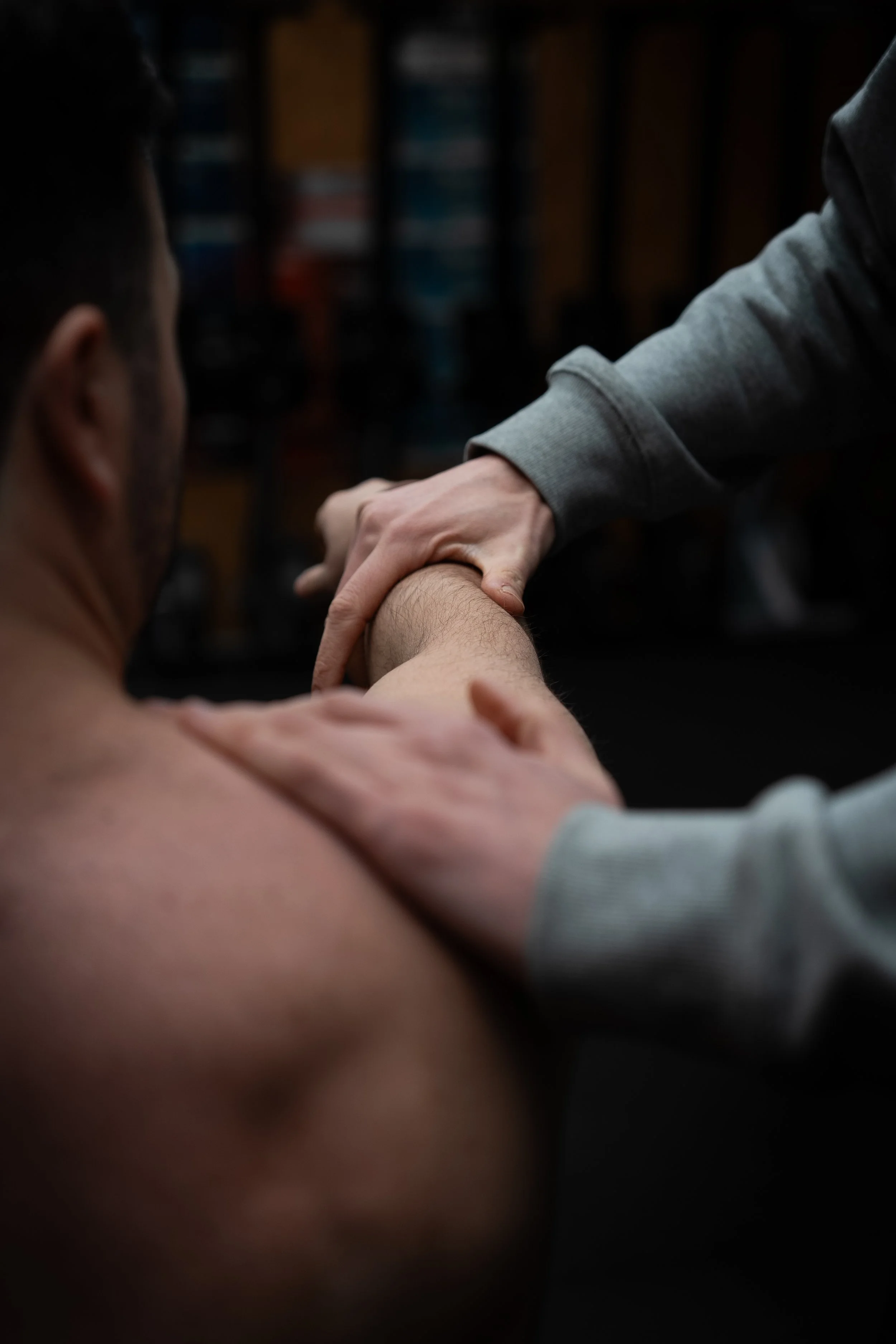 Fysiotherapeut onderzoekt pijnlijke schouder bij Neuroreset Fysiotherapie in Heemstede