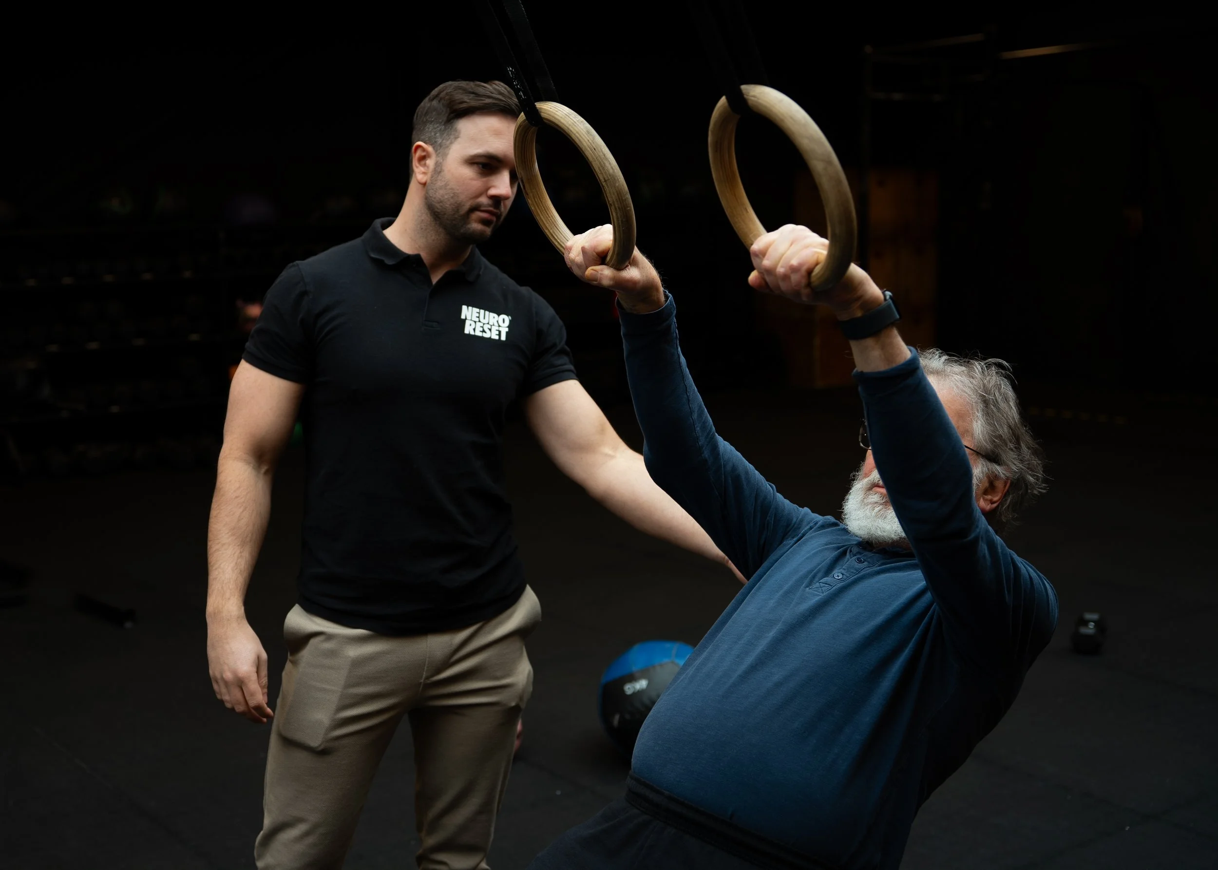 Fysiotherapeut Tom Boekhout voert kracht oefening uit met patiënt van Neuroreset fysiotherapie