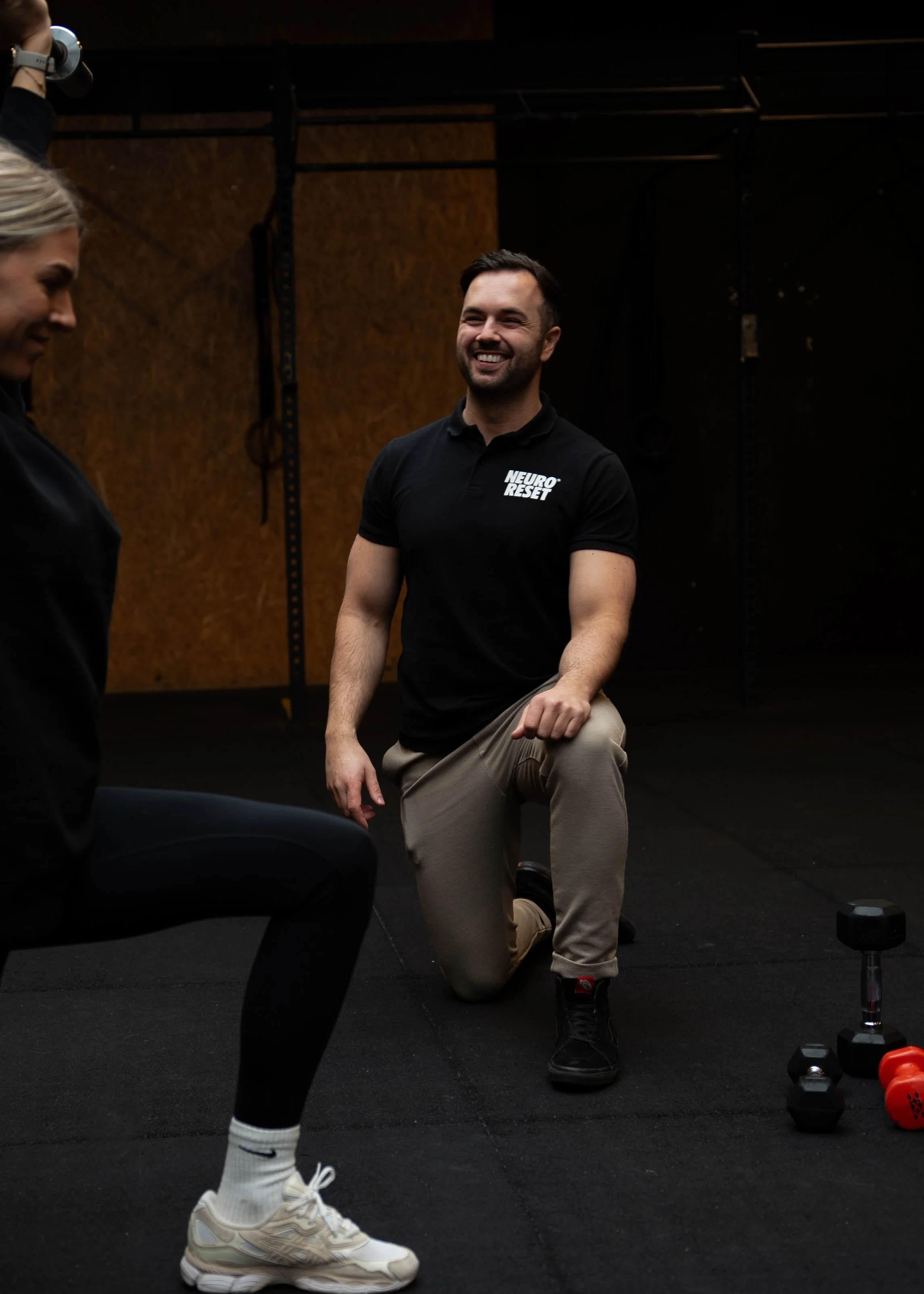 Fysiotherapeut begeleidt patiënt bij Neuroreset Fysiotherapie in Heemstede
