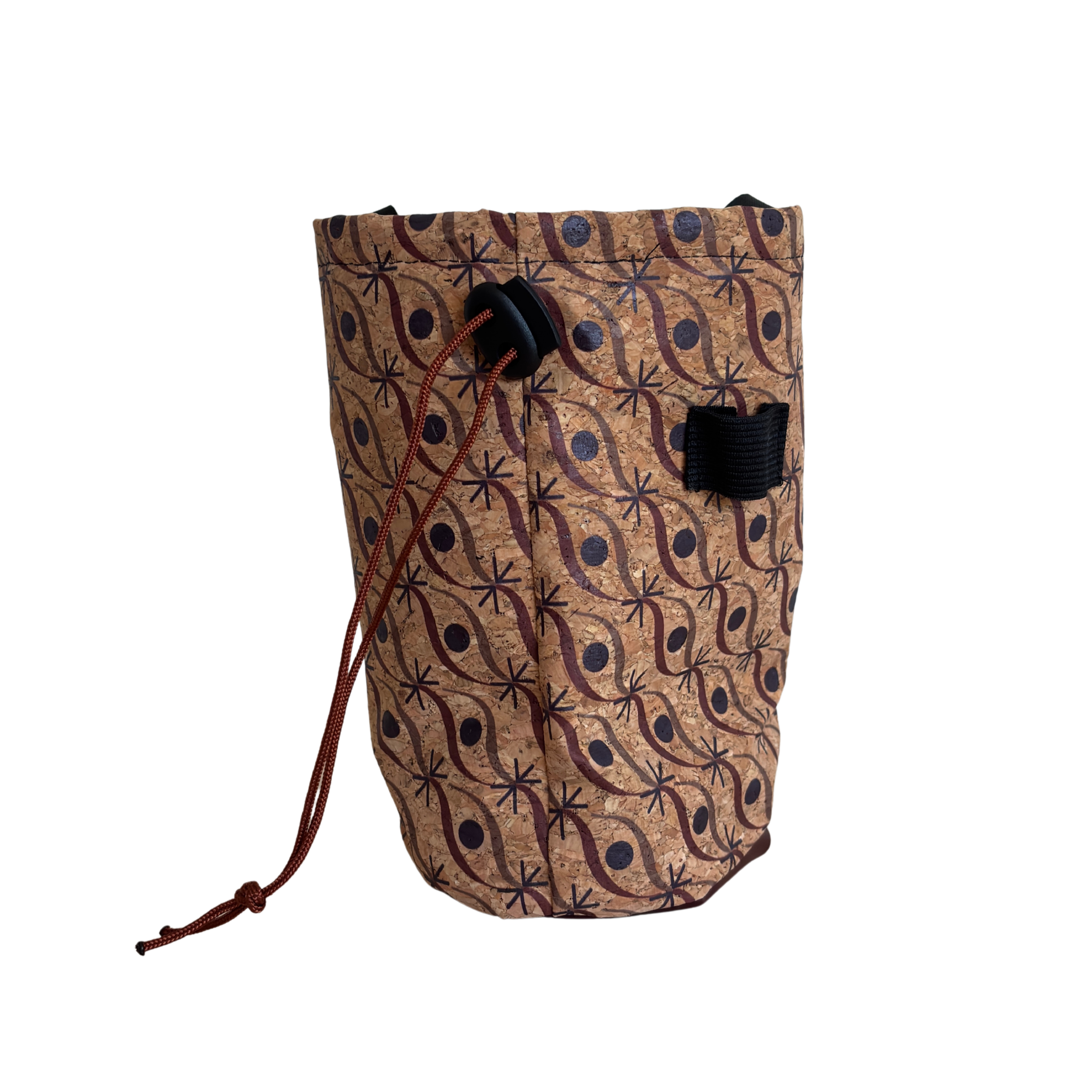 Korktasche mit Muster, schwarzer Klettverschluss und braunem Kordelzug, isoliert auf schwarzem Hintergrund.