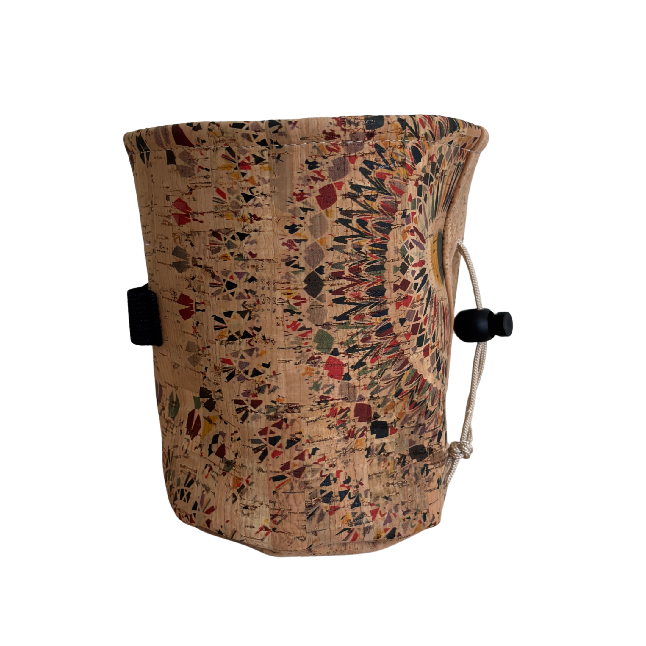 Ein Korkensack mit bunter, gemusterter Oberfläche, inklusive Zugband und kleinen schwarzen Ventil, isoliert auf weißem Hintergrund.