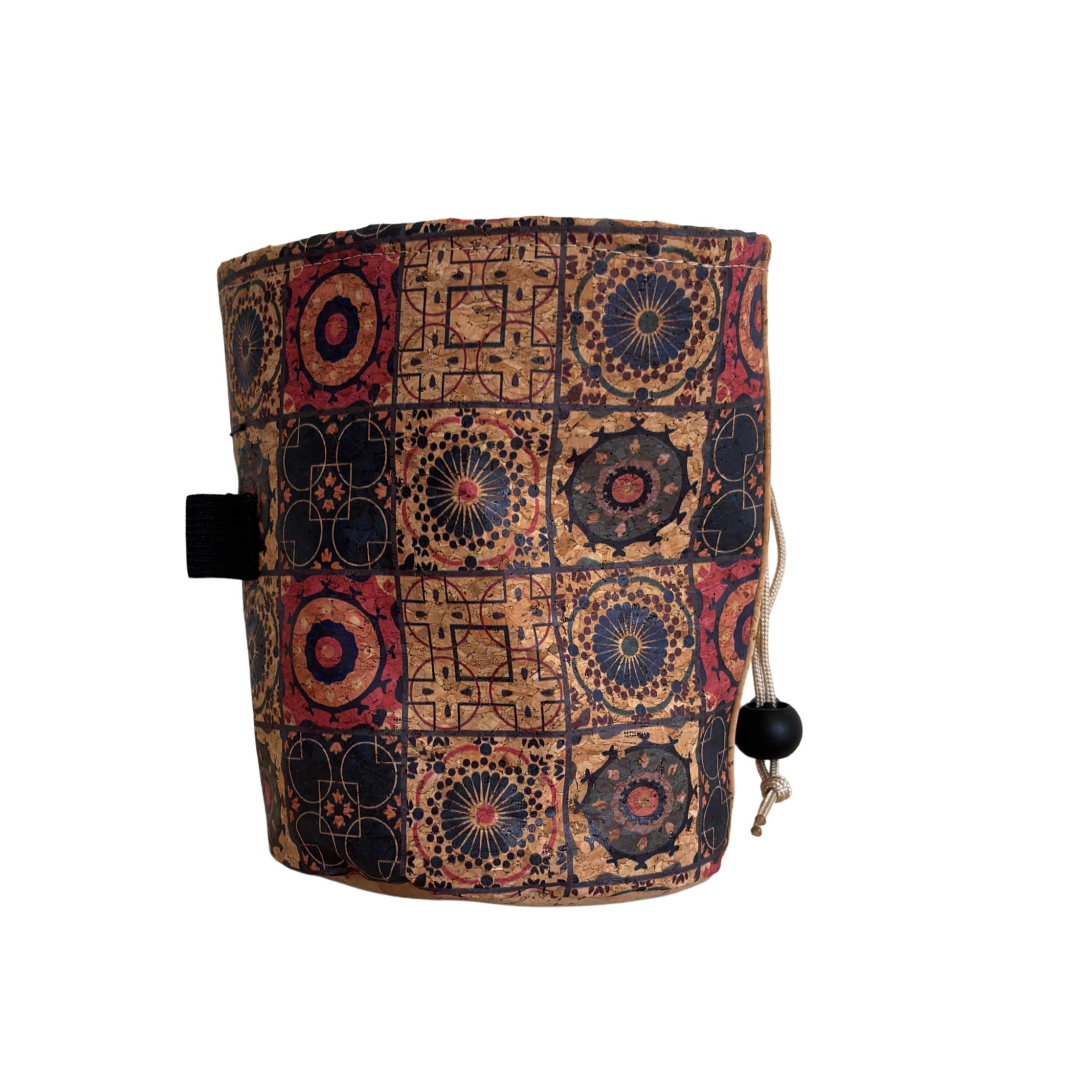 Bunte, mit geometrischen Mustern verzierte Tasche mit Kork-Optik, schwarze Schnalle auf der Seite und Kordelzug mit schwarzen Kugelverschluss.