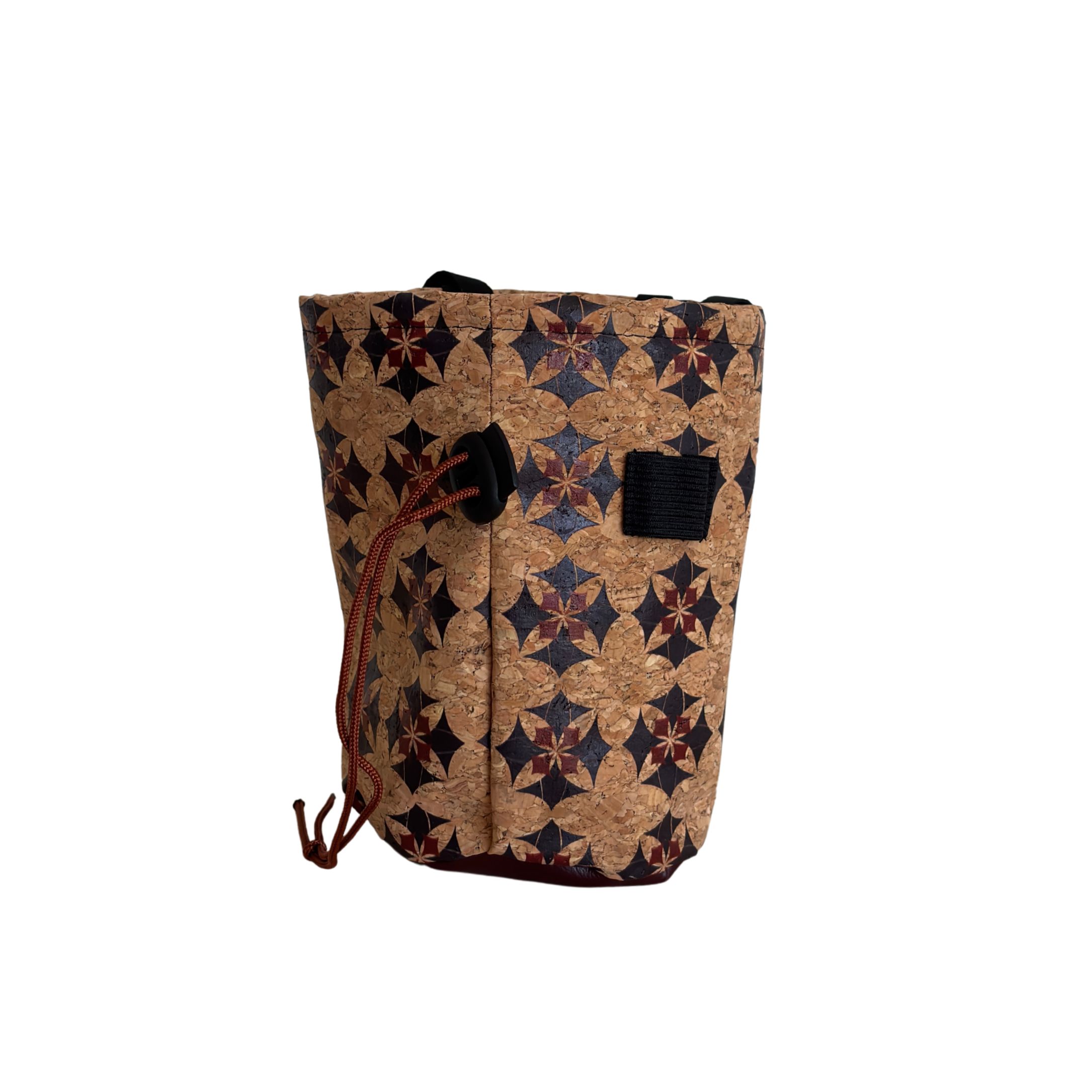 Reiserucksack mit kariertem Muster aus Korkmaterial, schwarzer Clip, schwarzer Klettverschluss und Zugbändern an der Seite.