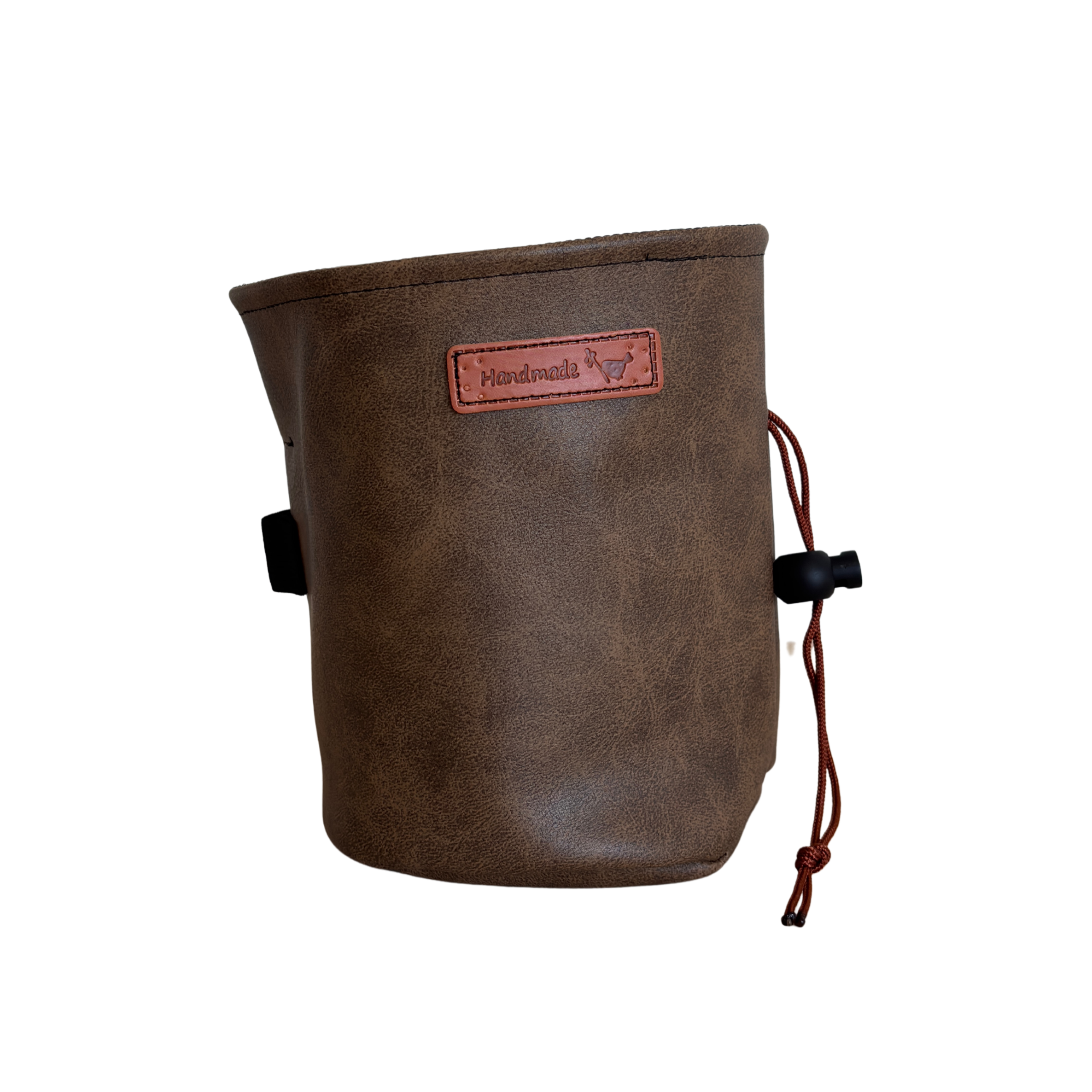 Braune, handgefertigte Wasserflasche mit Kordelverschluss und Lederlabel, das 'Handmade' trägt.